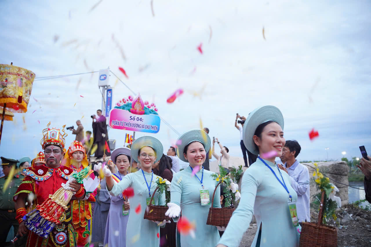 Giữa dòng người chiêm bái xá lợi Phật, tô bún chay lay động lòng người Giữa dòng người chiêm bái xá lợi Phật, tô bún chay lay động lòng người