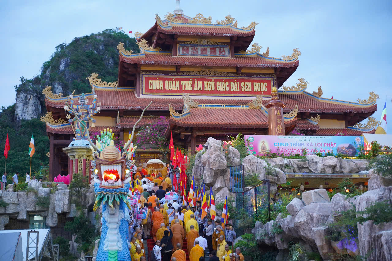 Giữa dòng người chiêm bái xá lợi Phật, tô bún chay lay động lòng người- Ảnh 2. Giữa dòng người chiêm bái xá lợi Phật, tô bún chay lay động lòng người- Ảnh 2.