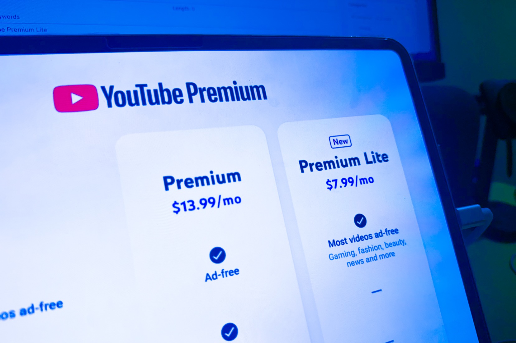 YouTube vẫn 'bơm' thêm quảng cáo vào gói trả phí - Ảnh 1.