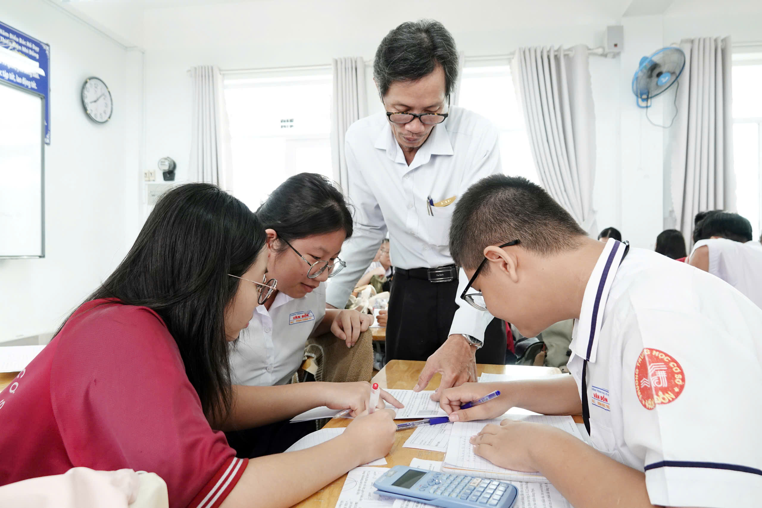 Luật Nhà giáo không chỉ ghi nhận về thu nhập mà còn là trách nhiệm - Ảnh 2.