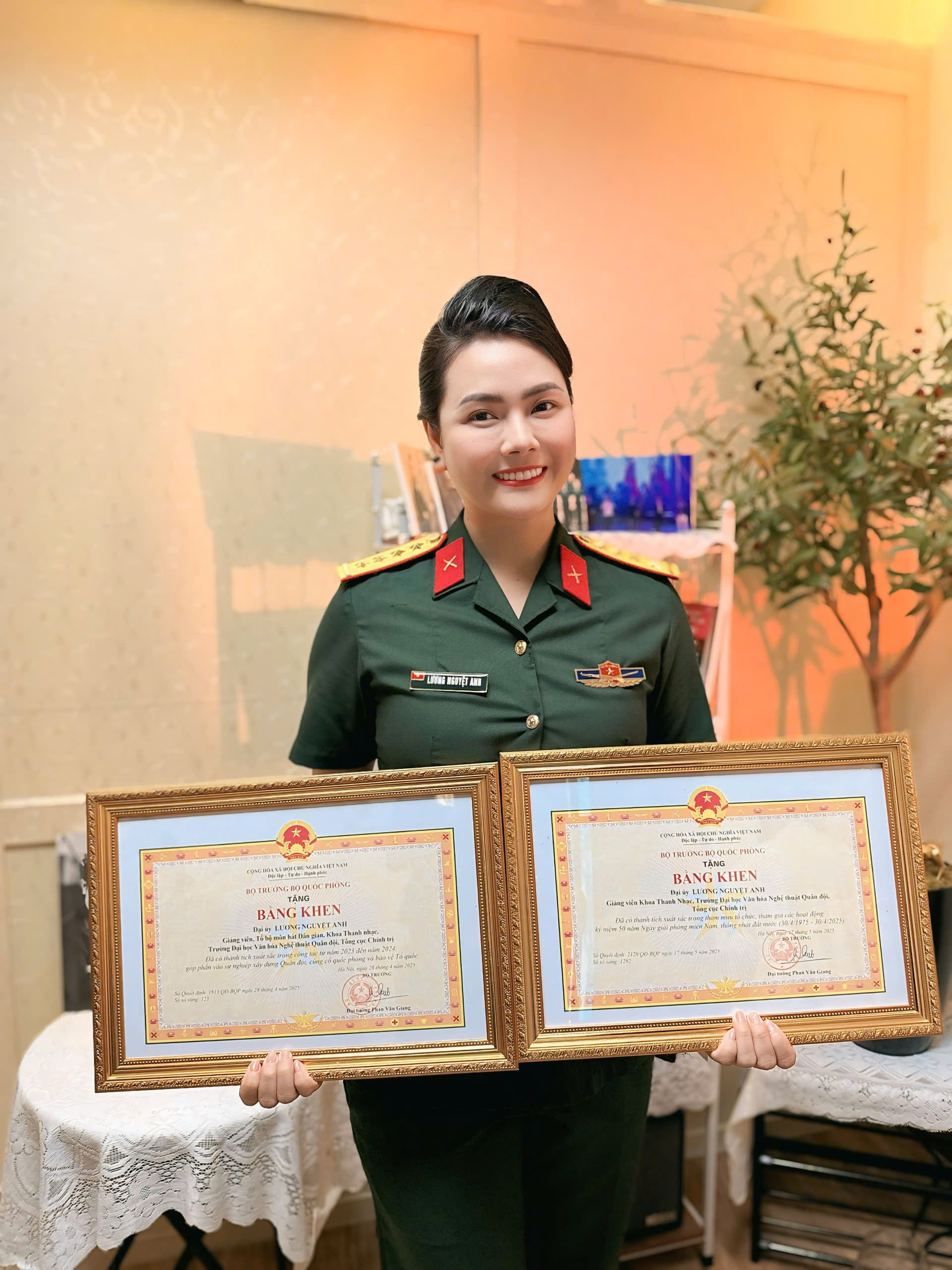 Đại úy, ca sĩ Lương Nguyệt Anh nhận bằng khen của Bộ Quốc phòng - Ảnh 2.