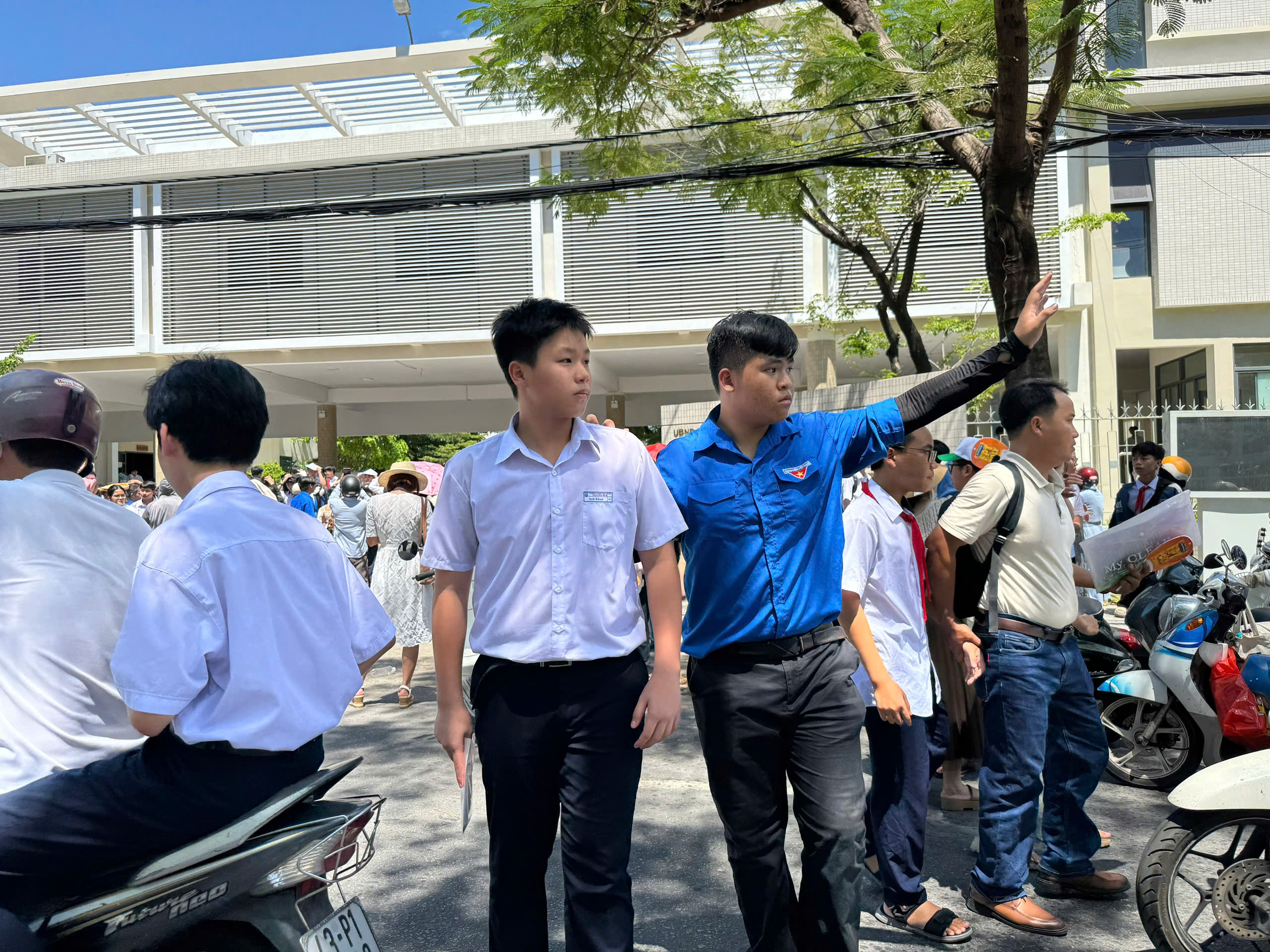 Thi lớp 10: Dậy từ 5 giờ sáng để tiếp sức cho thí sinh - Ảnh 1. Thi lớp 10: Dậy từ 5 giờ sáng để tiếp sức cho thí sinh - Ảnh 1.