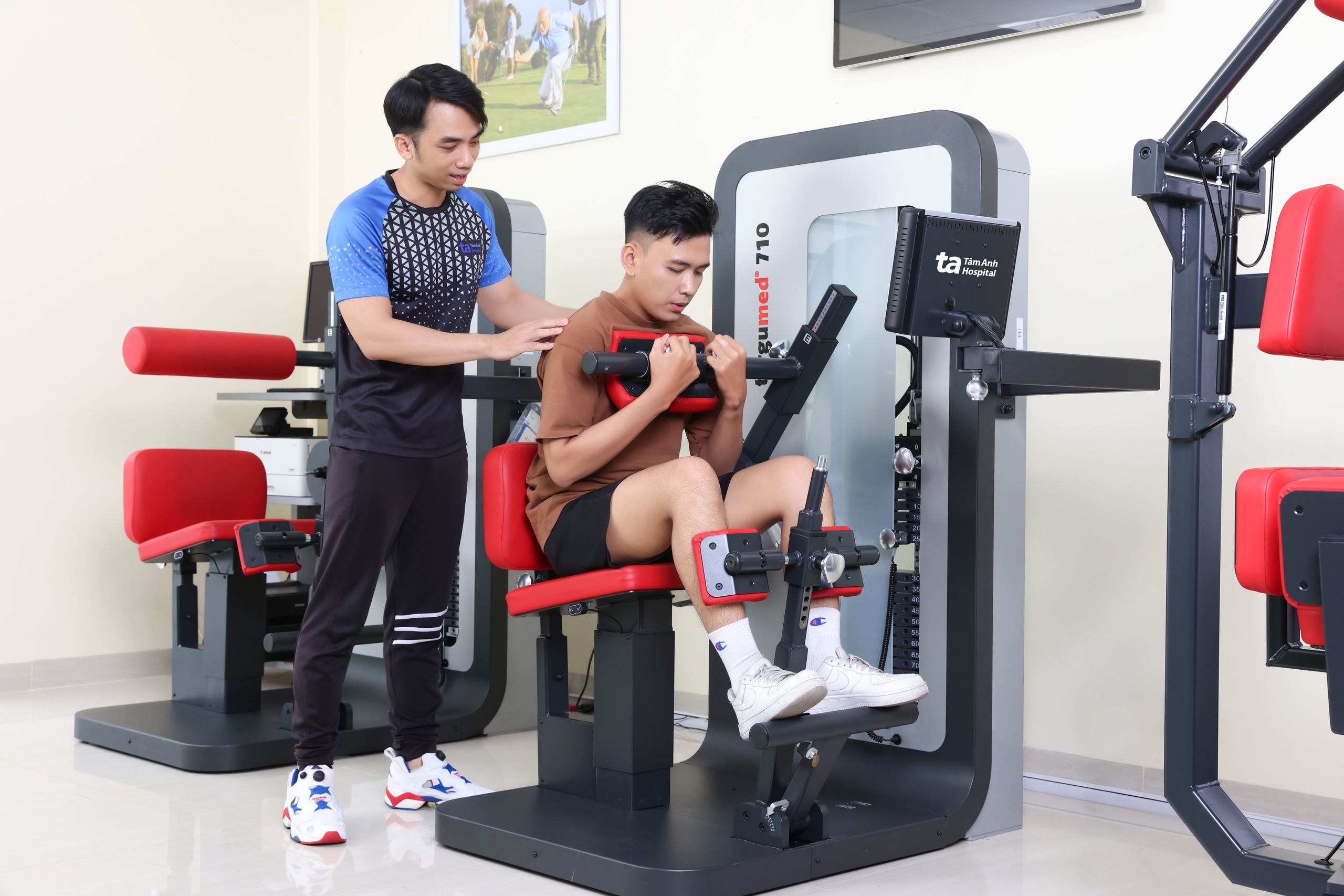 6 lendas do  6 huyền thoại 'Quỷ Đỏ' đến Việt Nam được Bệnh viện Tâm Anh chăm sóc sức khỏe- Ảnh 5.