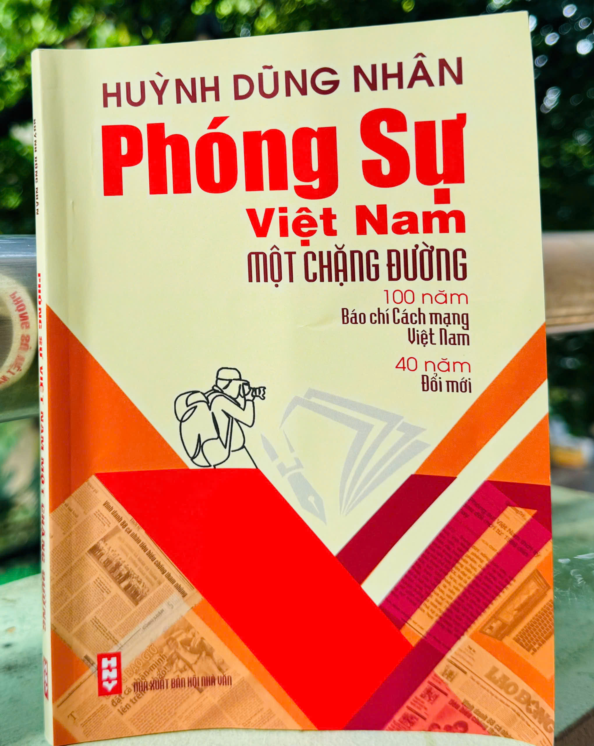 «Βιετνάμ: Ένα ταξίδι» του συγγραφέα Huynh Dung Nhan - Φωτογραφία 1. 'Phóng sự Việt Nam một chặng đường' của cây bút Huỳnh Dũng Nhân - Ảnh 1.