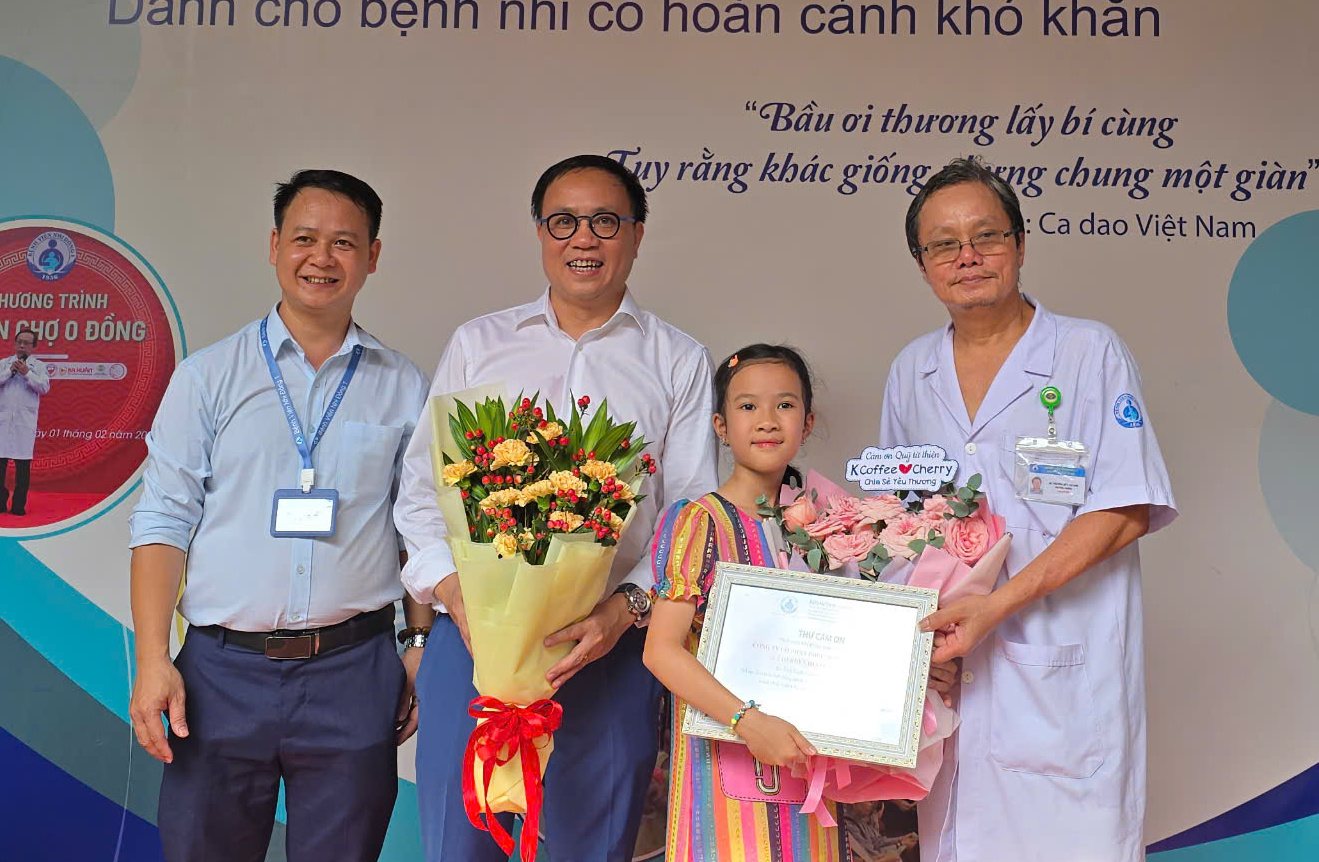 'बाल कलाकार' चेरी ने पेंटिंग की बिक्री से प्राप्त आय को बीमार बच्चों की सहायता के लिए दान कर दिया - फोटो 2. ‘Hoạ sĩ nhí’ Cherry trích doanh thu bán tranh hỗ trợ bệnh nhi - Ảnh 2.