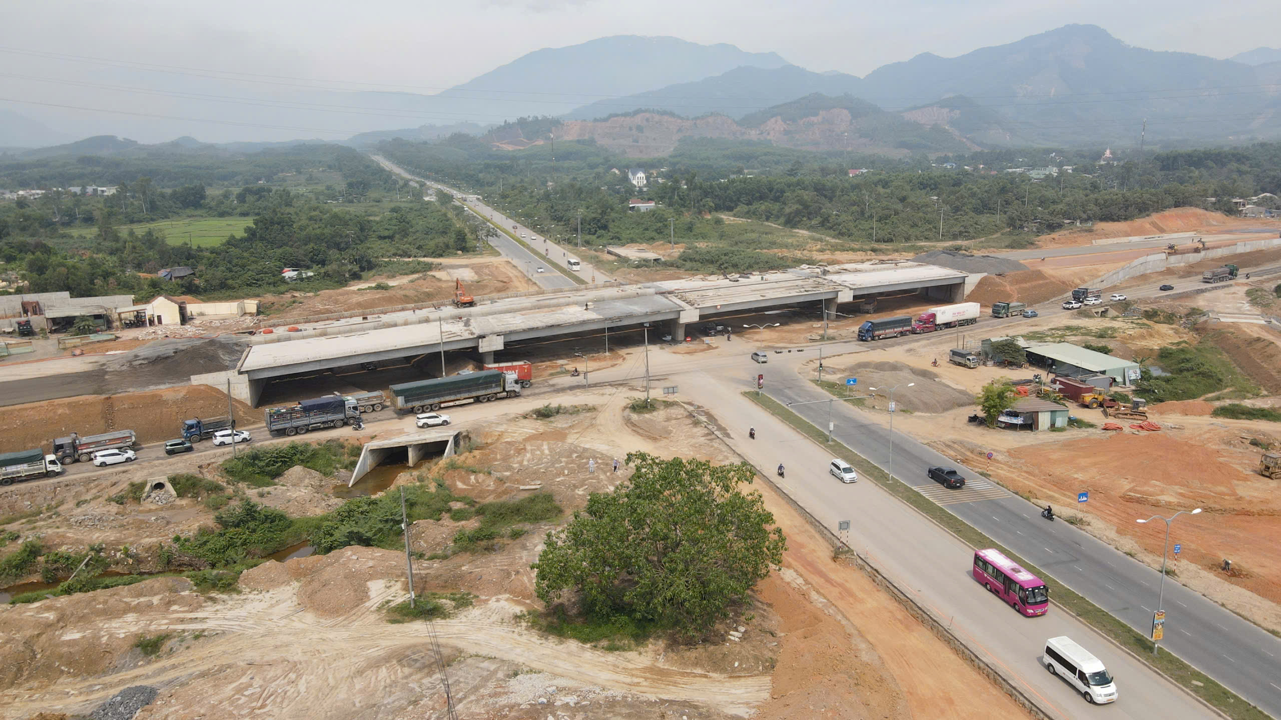 Công trình cầu vượt Hòa Liên – Túy Loan: Hiểm họa ‘treo trên đầu’ người đi đường Công trình cầu vượt Hòa Liên – Túy Loan: Hiểm họa ‘treo trên đầu’ người đi đường