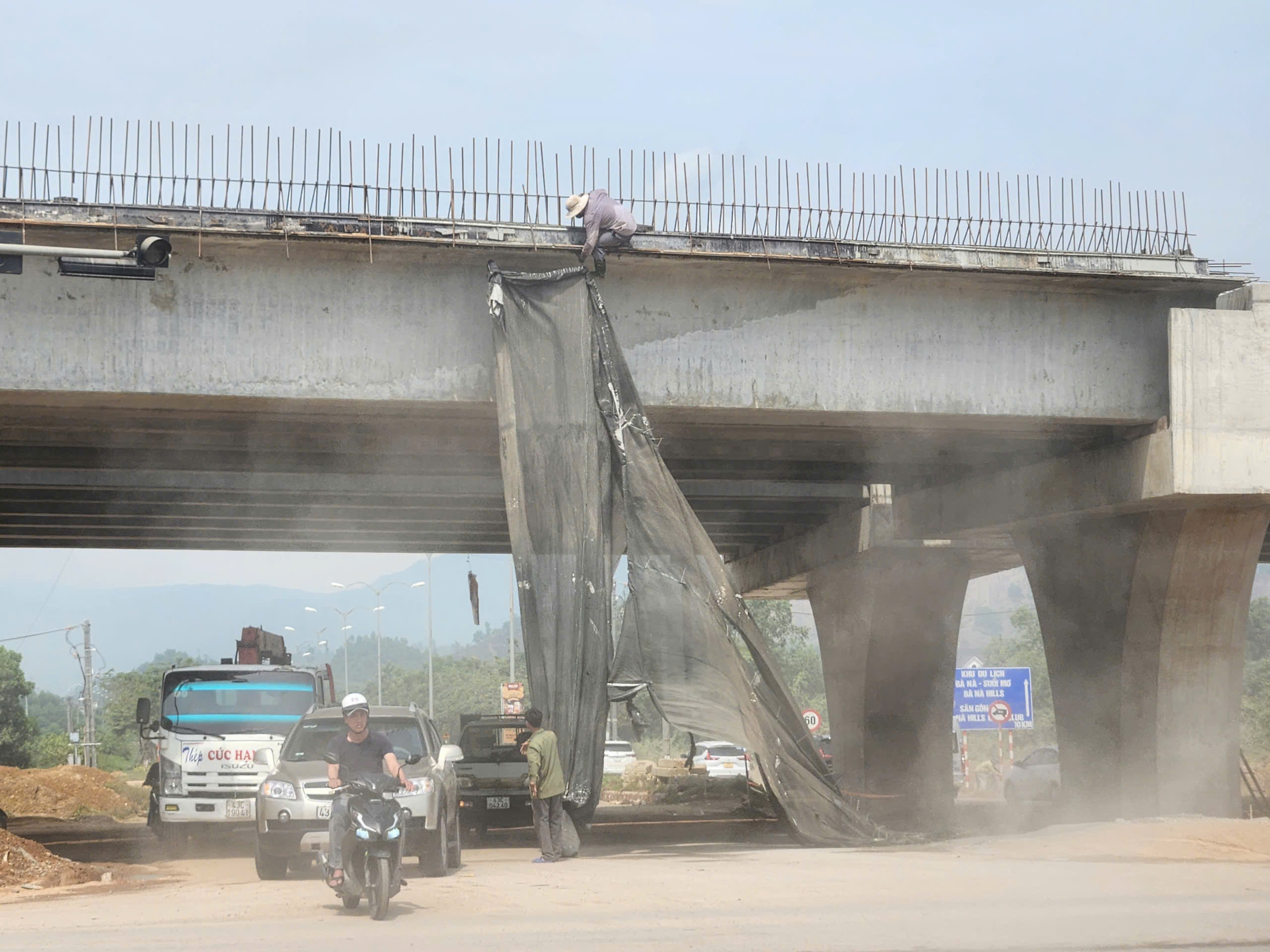 Công trình cầu vượt Hòa Liên - Túy Loan: Hiểm họa 'treo trên đầu' người đi đường- Ảnh 7. Công trình cầu vượt Hòa Liên - Túy Loan: Hiểm họa 'treo trên đầu' người đi đường- Ảnh 7.