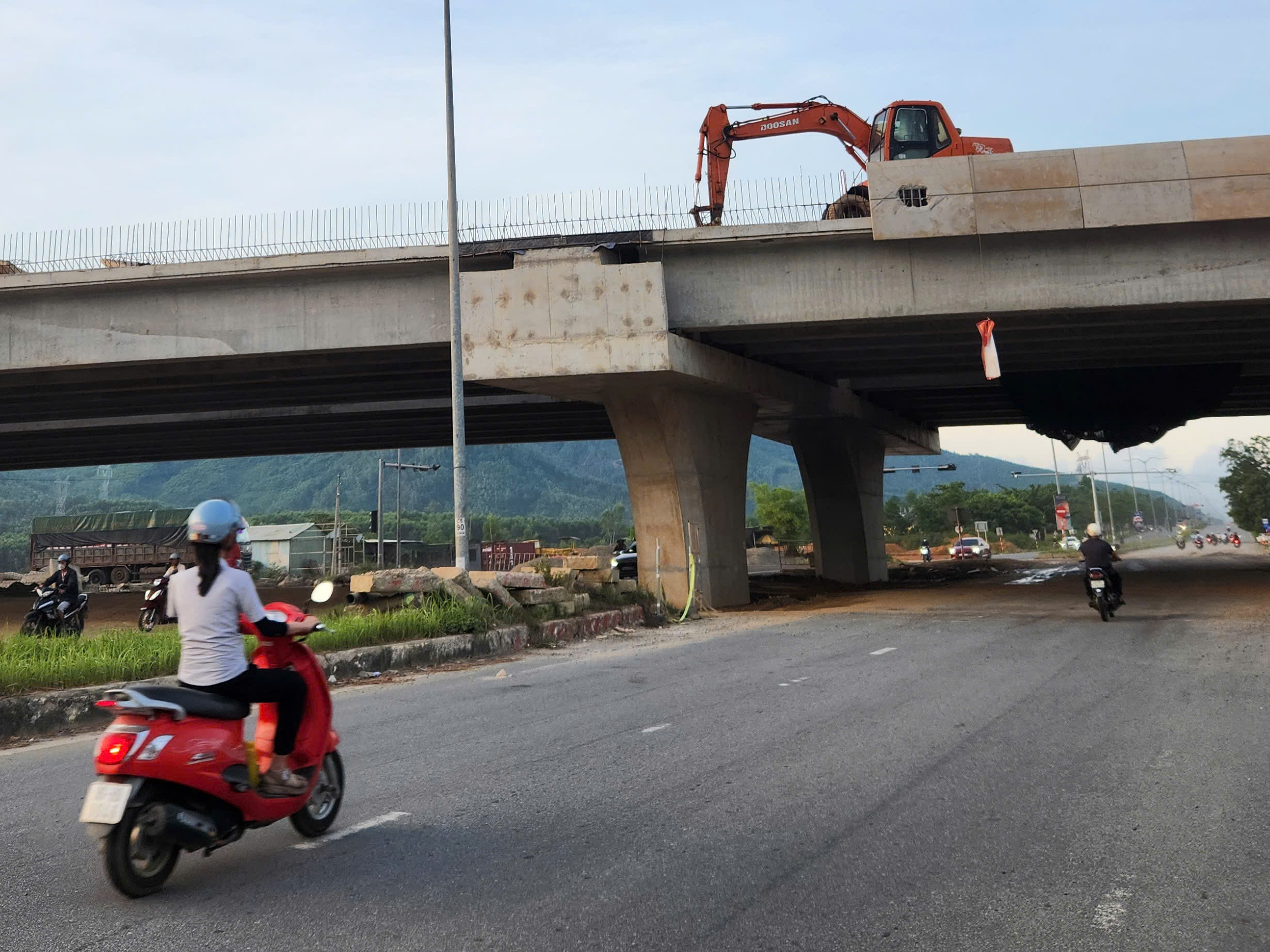 Công trình cầu vượt Hòa Liên - Túy Loan: Hiểm họa 'treo trên đầu' người đi đường- Ảnh 4. Công trình cầu vượt Hòa Liên - Túy Loan: Hiểm họa 'treo trên đầu' người đi đường- Ảnh 4.
