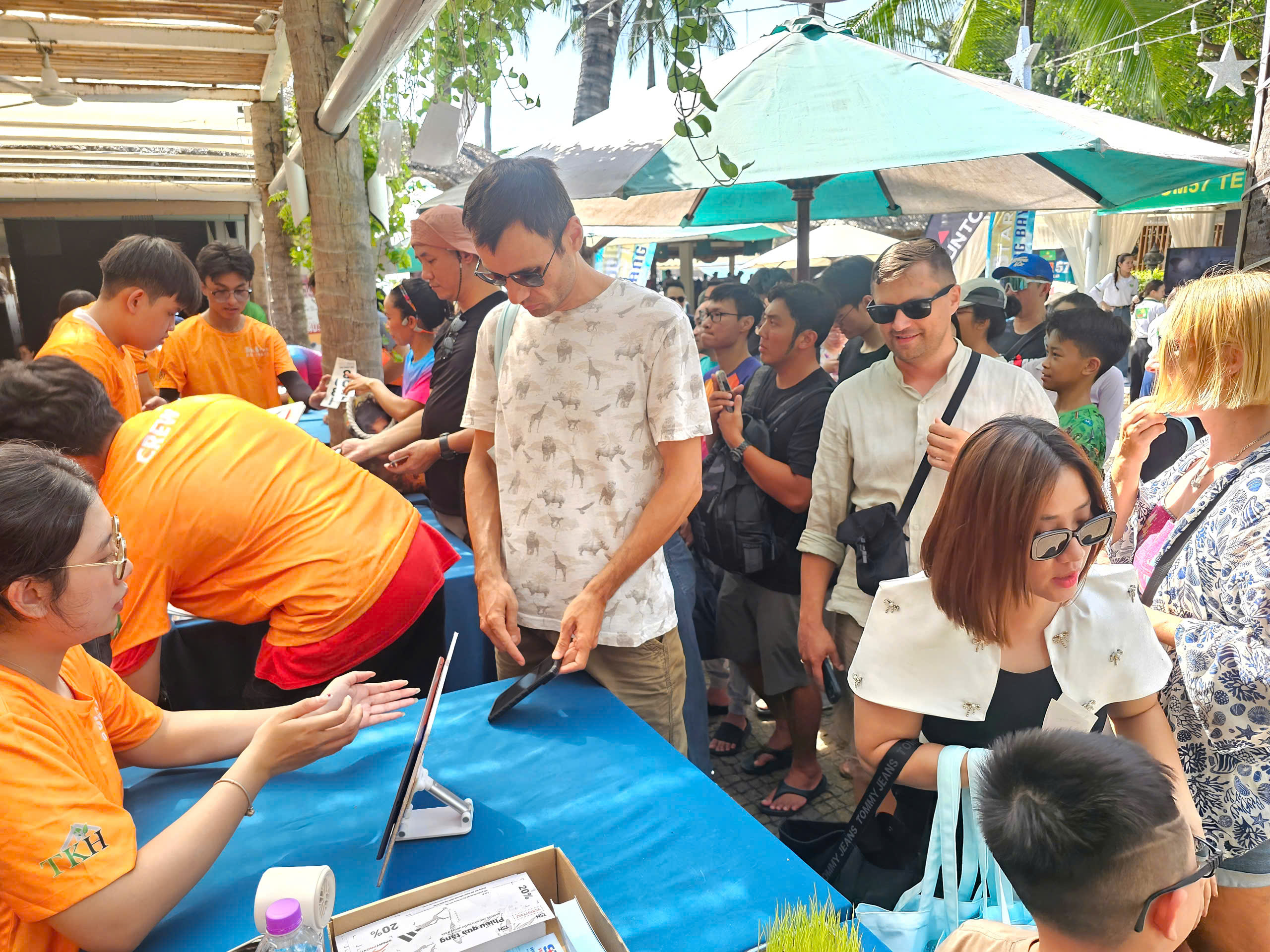 អត្តពលិកជិត ៨០០នាក់ ចូលរួមប្រកួតហែលទឹក SeaStar Nha Trang Bay 2025 - រូបថត ២. Gần 800 vận động viên tranh tài tại giải bơi biển SeaStar Nha Trang Bay 2025 - Ảnh 2.