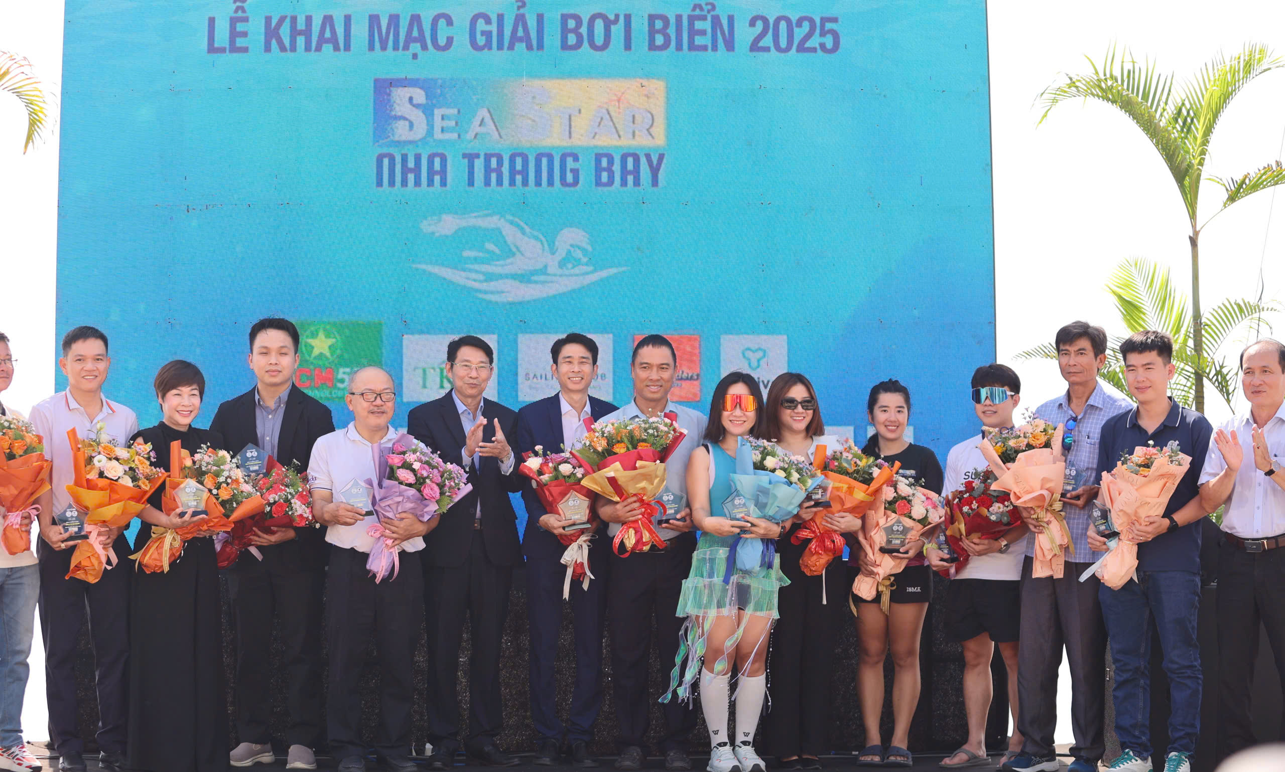 អត្តពលិកជិត ៨០០នាក់ ចូលរួមប្រកួតហែលទឹក SeaStar Nha Trang Bay 2025 - រូបថត ៦. Gần 800 vận động viên tranh tài tại giải bơi biển SeaStar Nha Trang Bay 2025 - Ảnh 6.