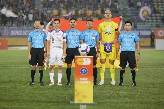 Hai trọng tài Malaysia bắt hai trận nóng nhất vòng cuối V-League: Chứng kiến nước mắt đội xuống hạng- Ảnh 3.