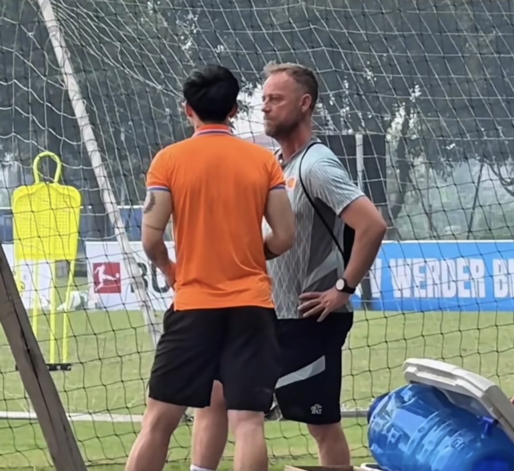 Doan Van Hau se znovu objevuje, trenér Polking se s ním soukromě setkává, aby se ho zeptal, jestli se mu už zranění zahojilo! - Foto 4. Đoàn Văn Hậu tái xuất, HLV Polking gặp riêng hỏi chấn thương khỏi chưa!- Ảnh 4.