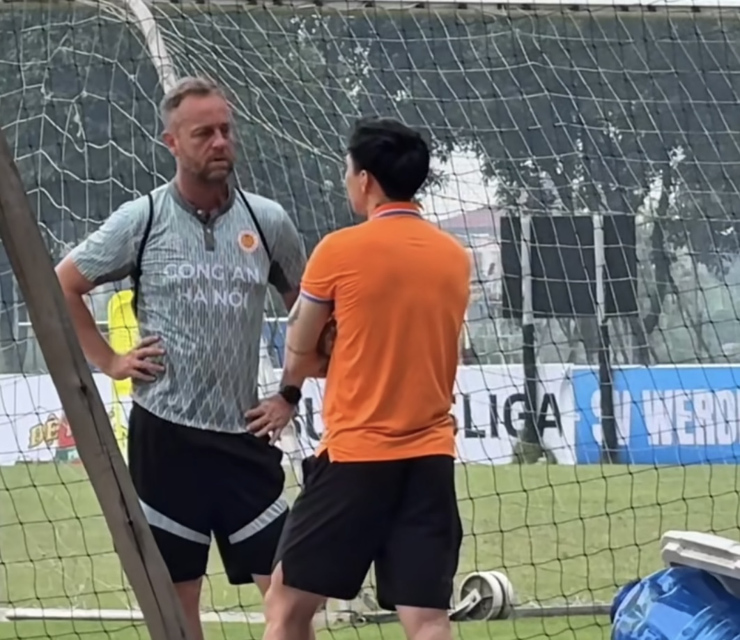 Doan Van Hau se znovu objevuje, trenér Polking se s ním soukromě setkává, aby se ho zeptal, jestli se mu už zranění zahojilo! - Foto 2. Đoàn Văn Hậu tái xuất, HLV Polking gặp riêng hỏi chấn thương khỏi chưa!- Ảnh 2.