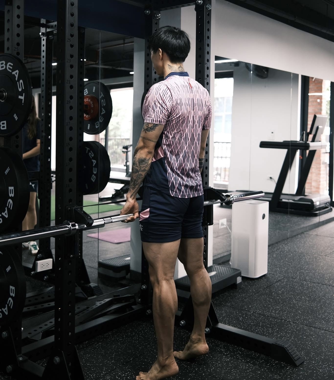 Doan Van Hau se znovu objevuje, trenér Polking se s ním soukromě setkává, aby se ho zeptal, jestli se mu už zranění zahojilo! - Foto 1. Đoàn Văn Hậu tái xuất, HLV Polking gặp riêng hỏi chấn thương khỏi chưa!- Ảnh 1.