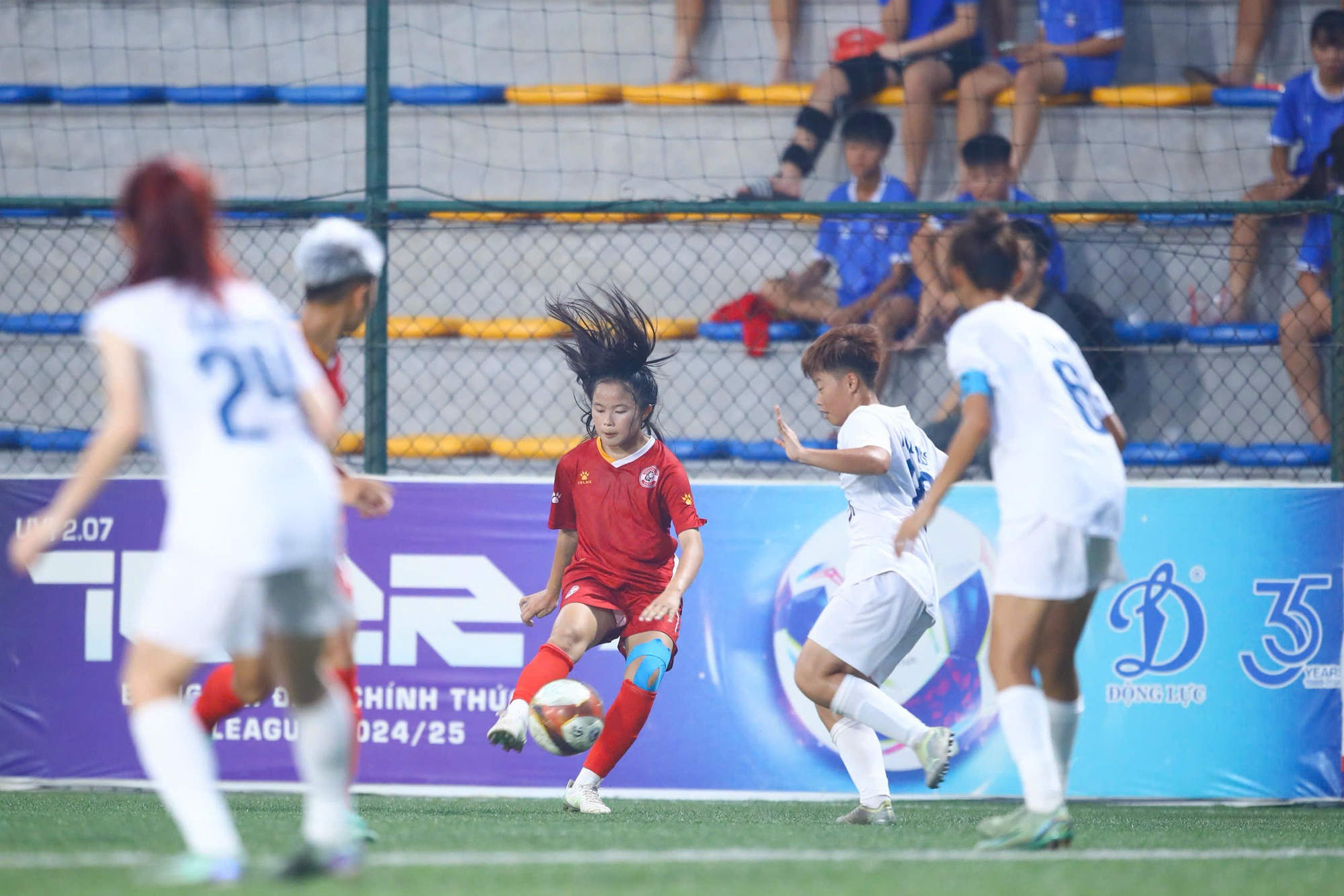 Οι διεκδικητές του Εθνικού Πρωταθλήματος U.16 αναδείχθηκαν σε ατυχή κλήρωση - Φωτογραφία 4. Ứng viên vô địch giải U.16 quốc gia bị cầm hòa đáng tiếc
- Ảnh 4.