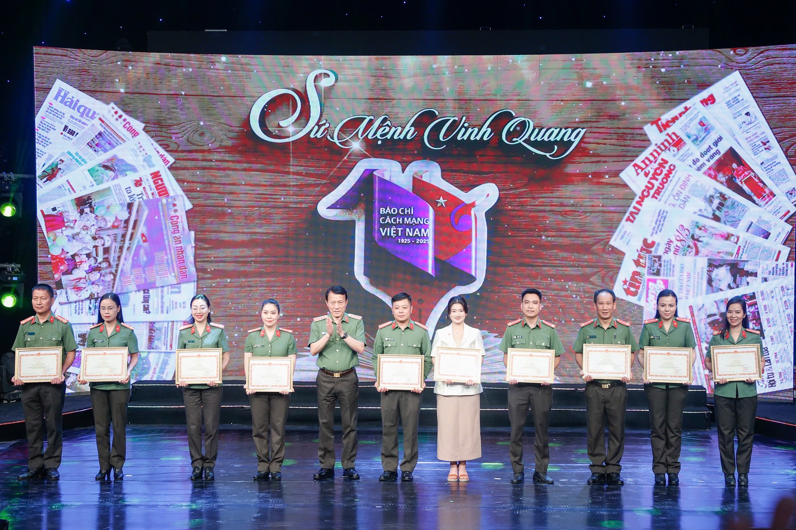 Phó tổng biên tập Báo Thanh Niên nhận Kỷ niệm chương Bảo vệ an ninh Tổ quốc- Ảnh 4. Phó tổng biên tập Báo Thanh Niên nhận Kỷ niệm chương Bảo vệ an ninh Tổ quốc- Ảnh 4.