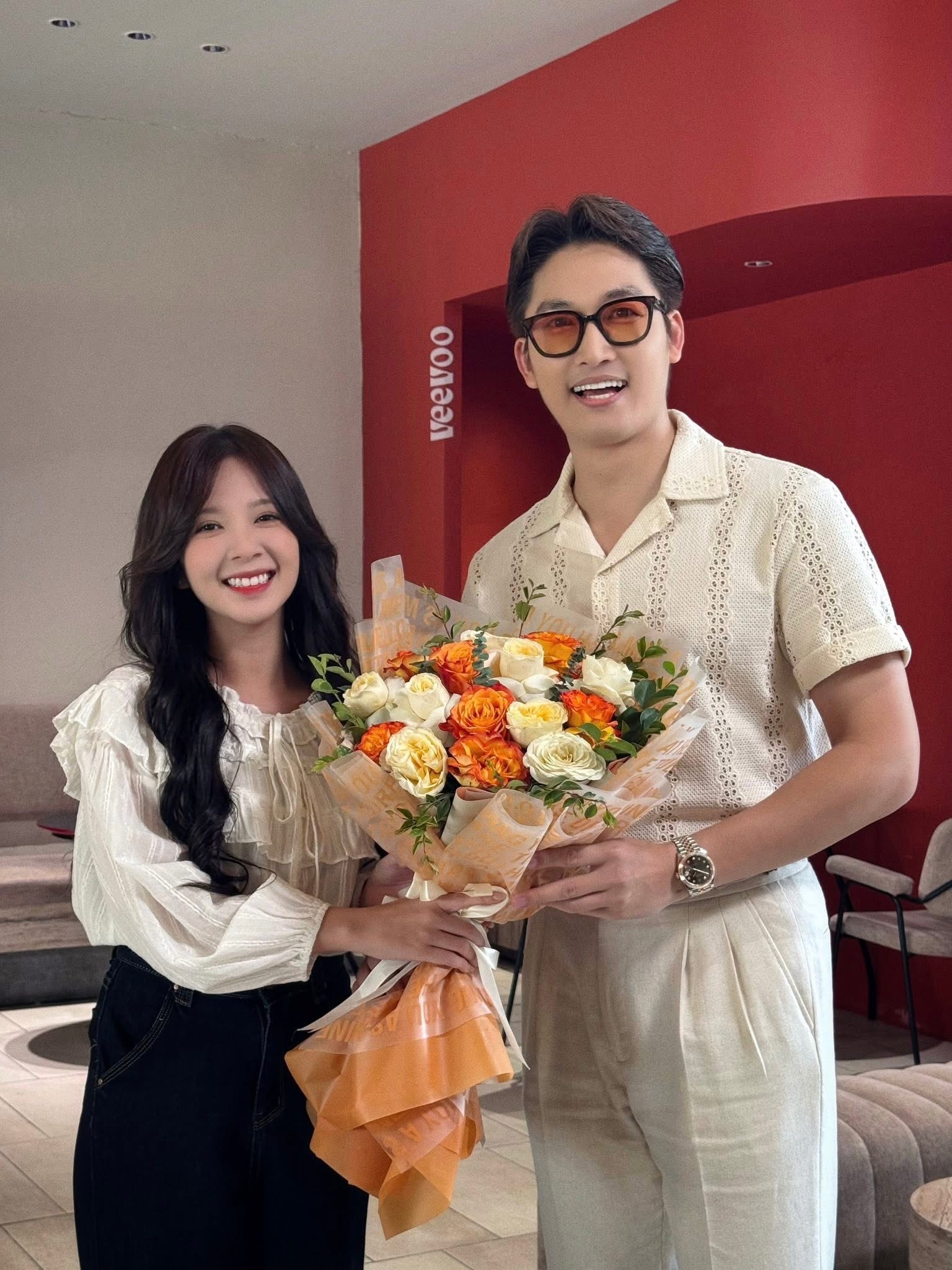Màn công khai tình cảm của Đình Tú và Ngọc Huyền trong phim giờ vàng gây bão - Ảnh 3. Màn công khai tình cảm của Đình Tú và Ngọc Huyền trong phim giờ vàng gây bão - Ảnh 3.