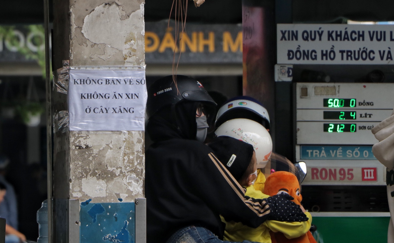 রাস্তার বিক্রেতা এবং লটারির টিকিট বিক্রেতাদের নিষিদ্ধ করা: হো চি মিন সিটির দোকান এবং পরিষেবা মালিকদের কি তা করা উচিত নাকি নয়? - ছবি ১। Cấm cửa người bán hàng rong, vé số: Chủ quán, dịch vụ ở TP.HCM nên hay không? - Ảnh 1.