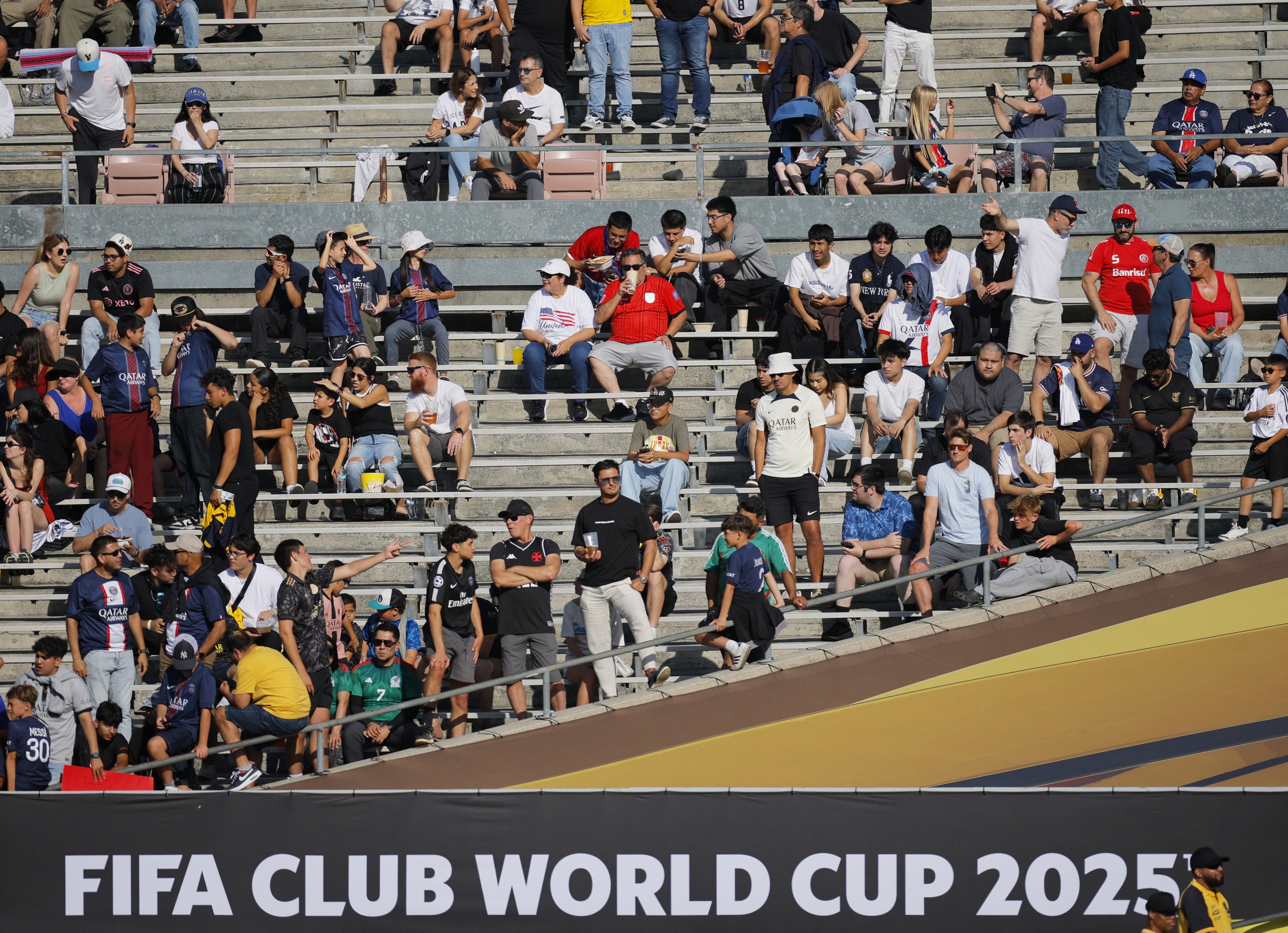 Những hàng ghế trống ở FIFA Club World Cup: Chiếc áo quá rộng hay chưa đến cao điểm? Những hàng ghế trống ở FIFA Club World Cup: Chiếc áo quá rộng hay chưa đến cao điểm?
