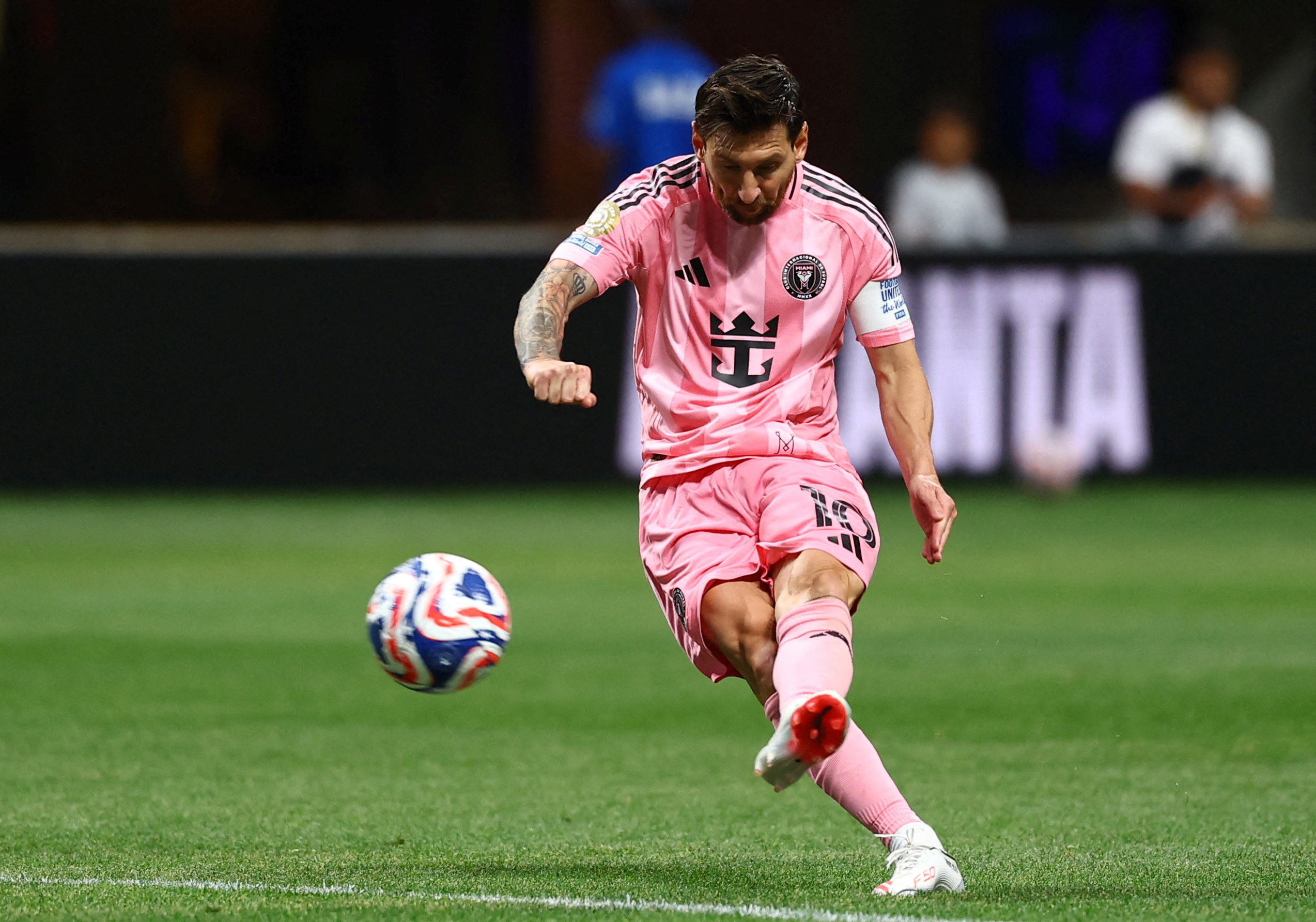 Messi ghi bàn siêu phẩm sút phạt, Inter Miami tiến gần vòng 16 đội Club World Cup