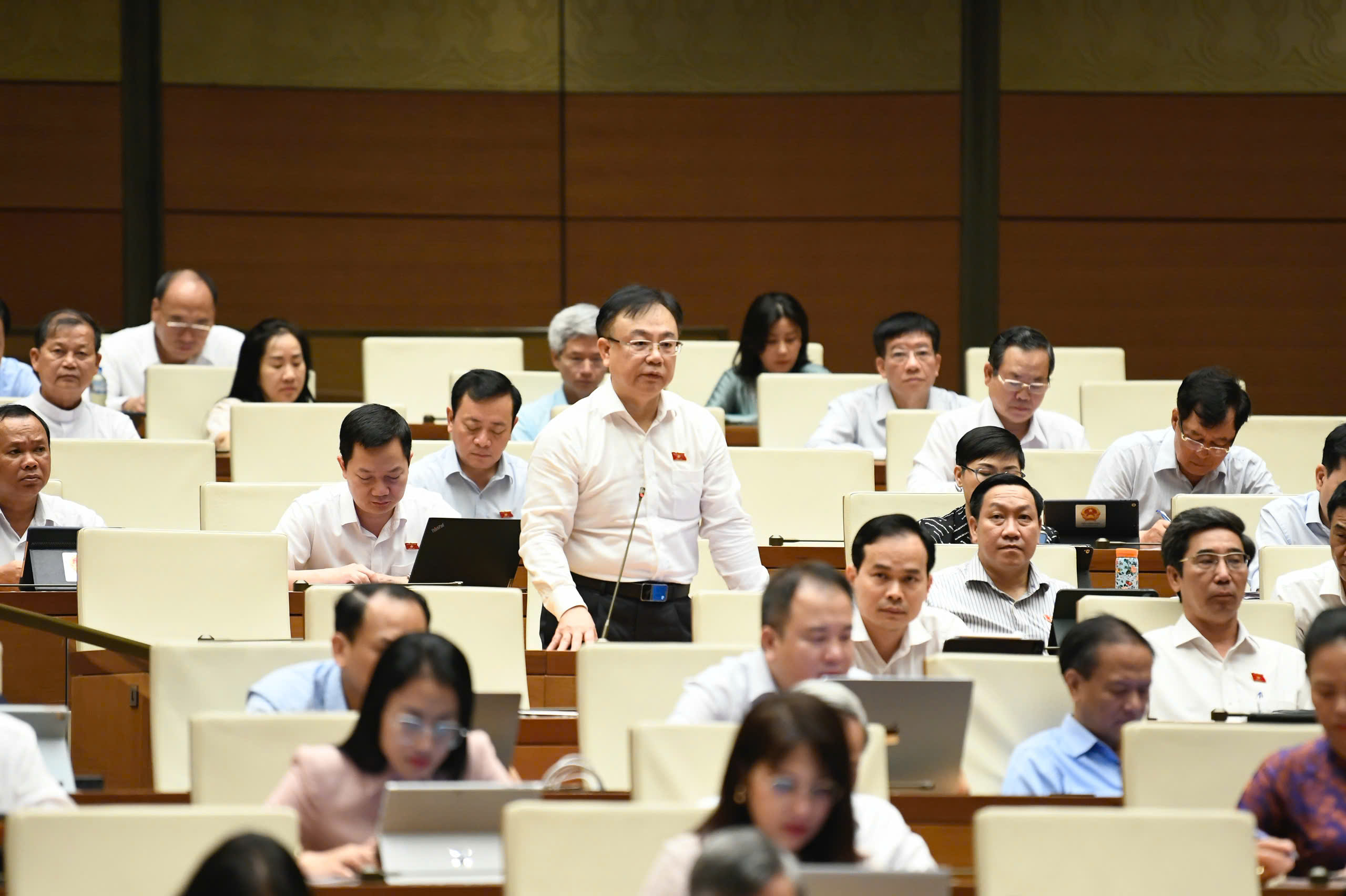 Bộ trưởng GD-ĐT: 'Cấm giáo viên dạy thêm học sinh chính khóa tránh lợi ích chen vào' - Ảnh 3.