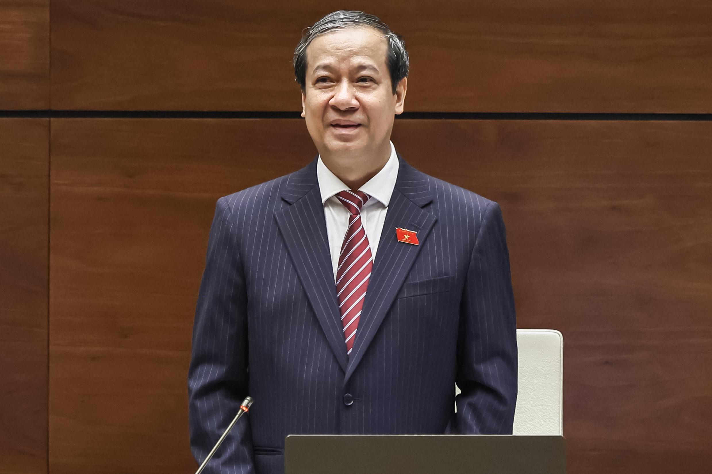 Bộ trưởng GD-ĐT: 'Cấm giáo viên dạy thêm học sinh chính khóa tránh lợi ích chen vào' - Ảnh 2.