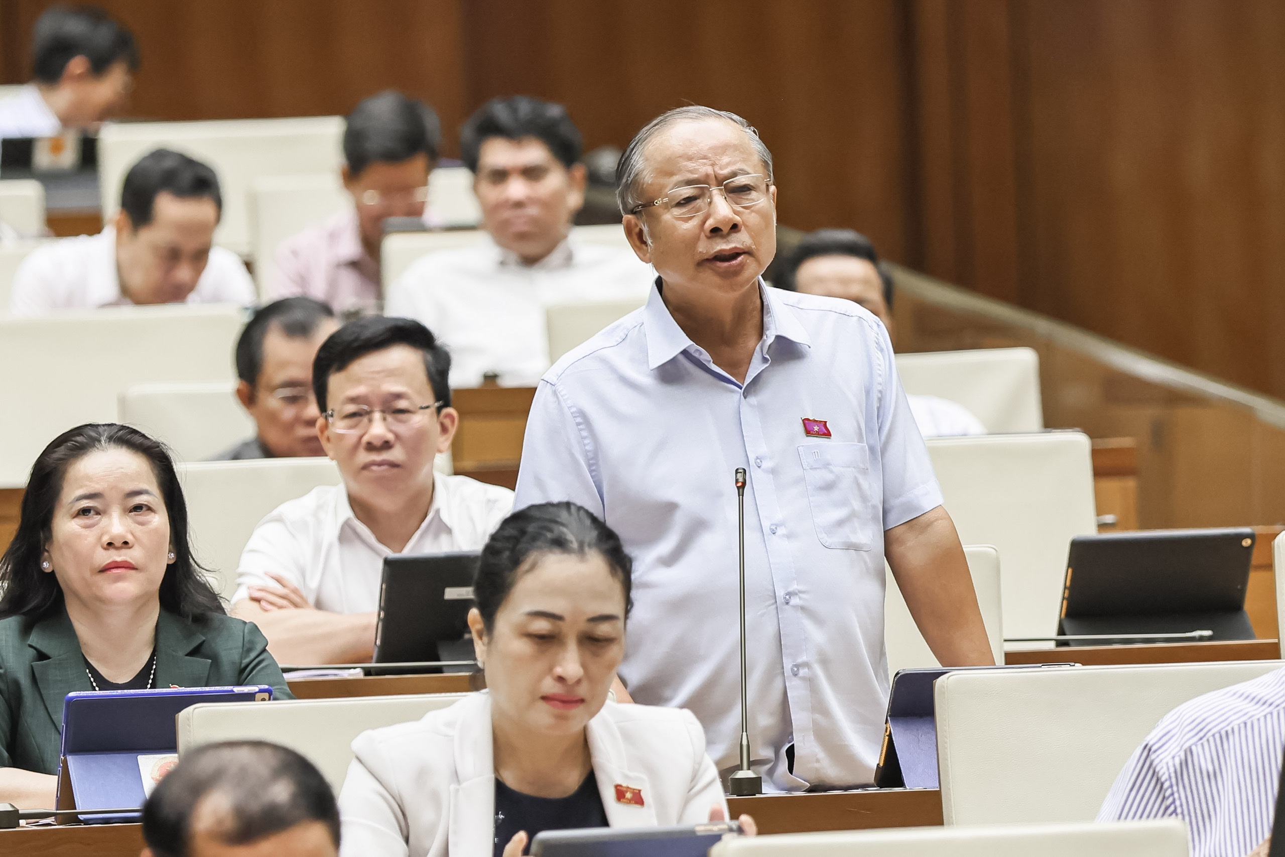 Bộ trưởng GD-ĐT: 'Cấm giáo viên dạy thêm học sinh chính khóa tránh lợi ích chen vào' - Ảnh 1.