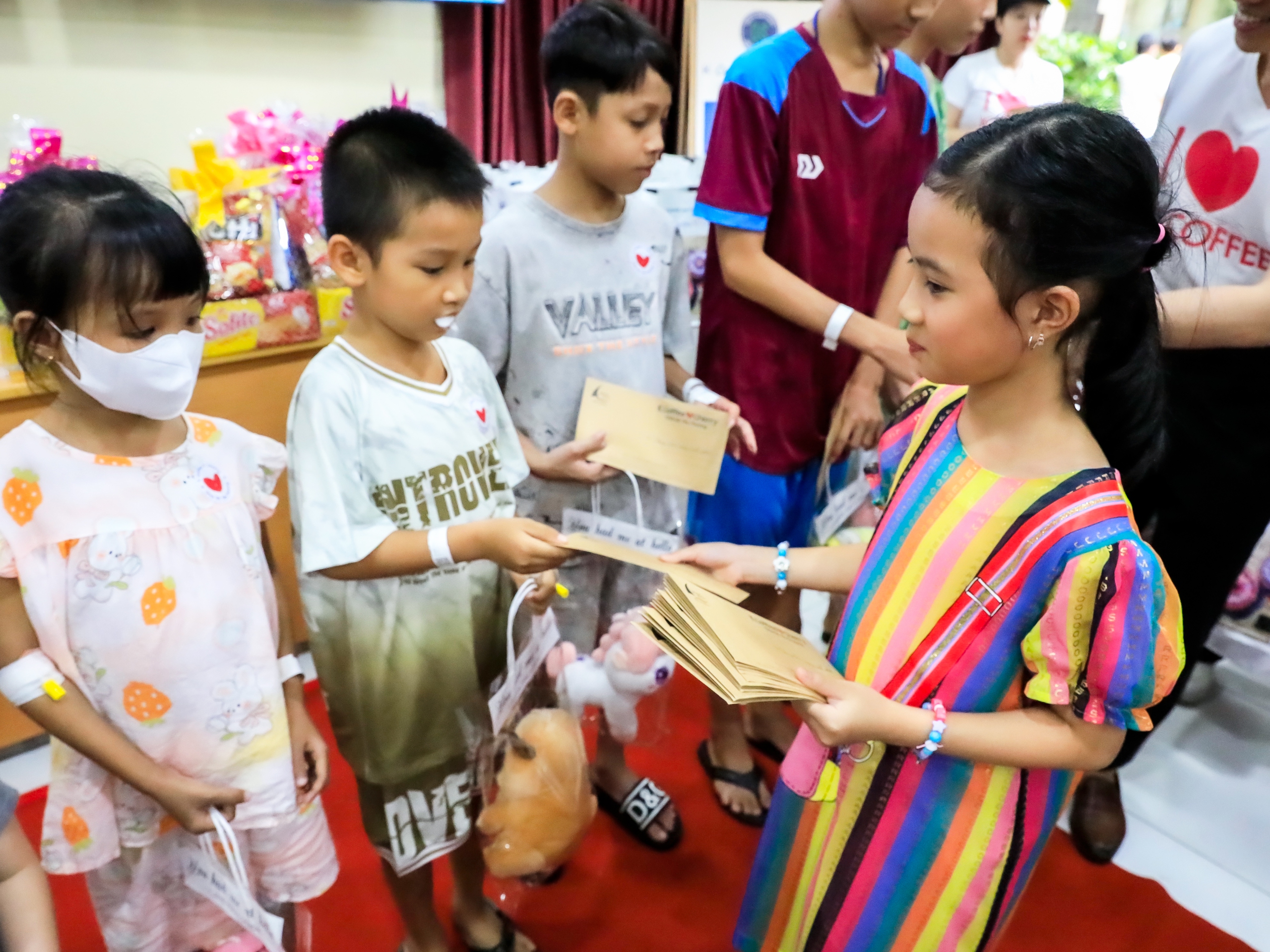 'बाल कलाकार' चेरी ने पेंटिंग की बिक्री से प्राप्त आय को बीमार बच्चों की सहायता के लिए दान कर दिया - फोटो 1. ‘Hoạ sĩ nhí’ Cherry trích doanh thu bán tranh hỗ trợ bệnh nhi - Ảnh 1.