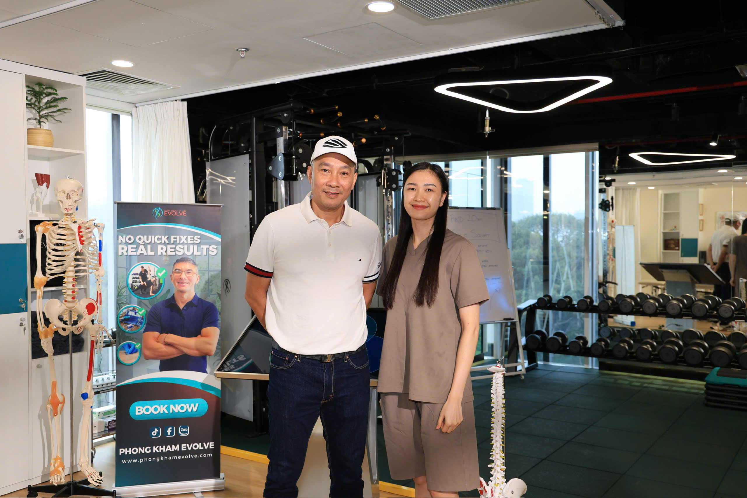 Volleybollskönhetsdrottningen Kim Thanh upplever sjukgymnastik med australiska experter - Foto 3. Hoa khôi bóng chuyền Kim Thanh trải nghiệm vật lý trị liệu cùng chuyên gia Úc- Ảnh 3.