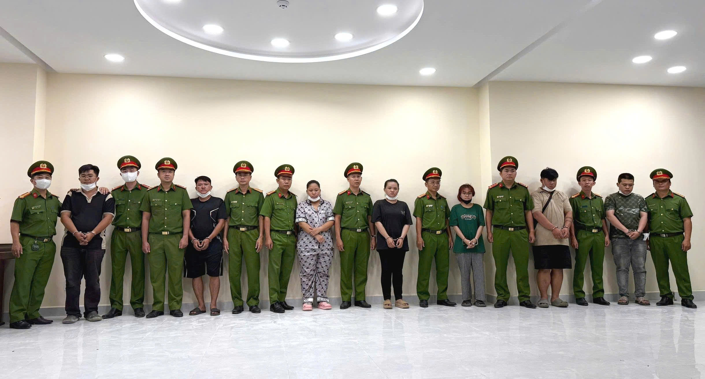 Công an TP.HCM bắt 7 người, thu giữ hơn 10.000 chai nước hoa giả thương hiệu lớn- Ảnh 2. Công an TP.HCM bắt 7 người, thu giữ hơn 10.000 chai nước hoa giả thương hiệu lớn- Ảnh 2.