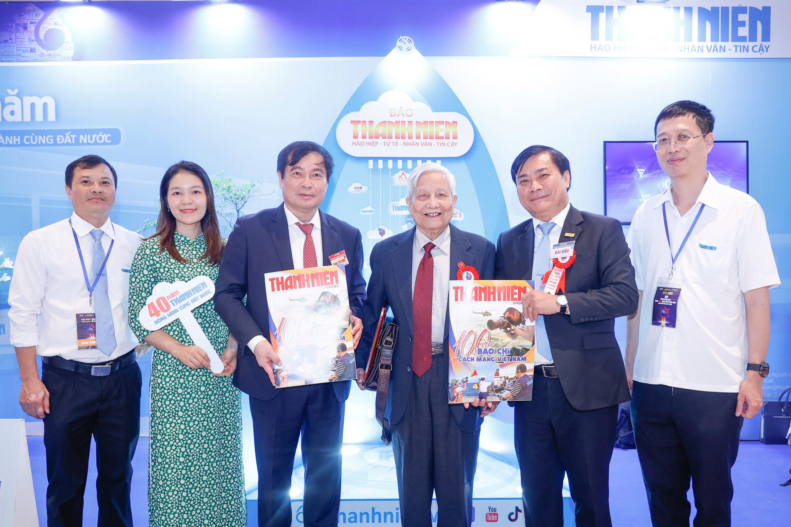 Gian trưng bày của Báo Thanh Niên đón những vị khách đặc biệt - Ảnh 1.