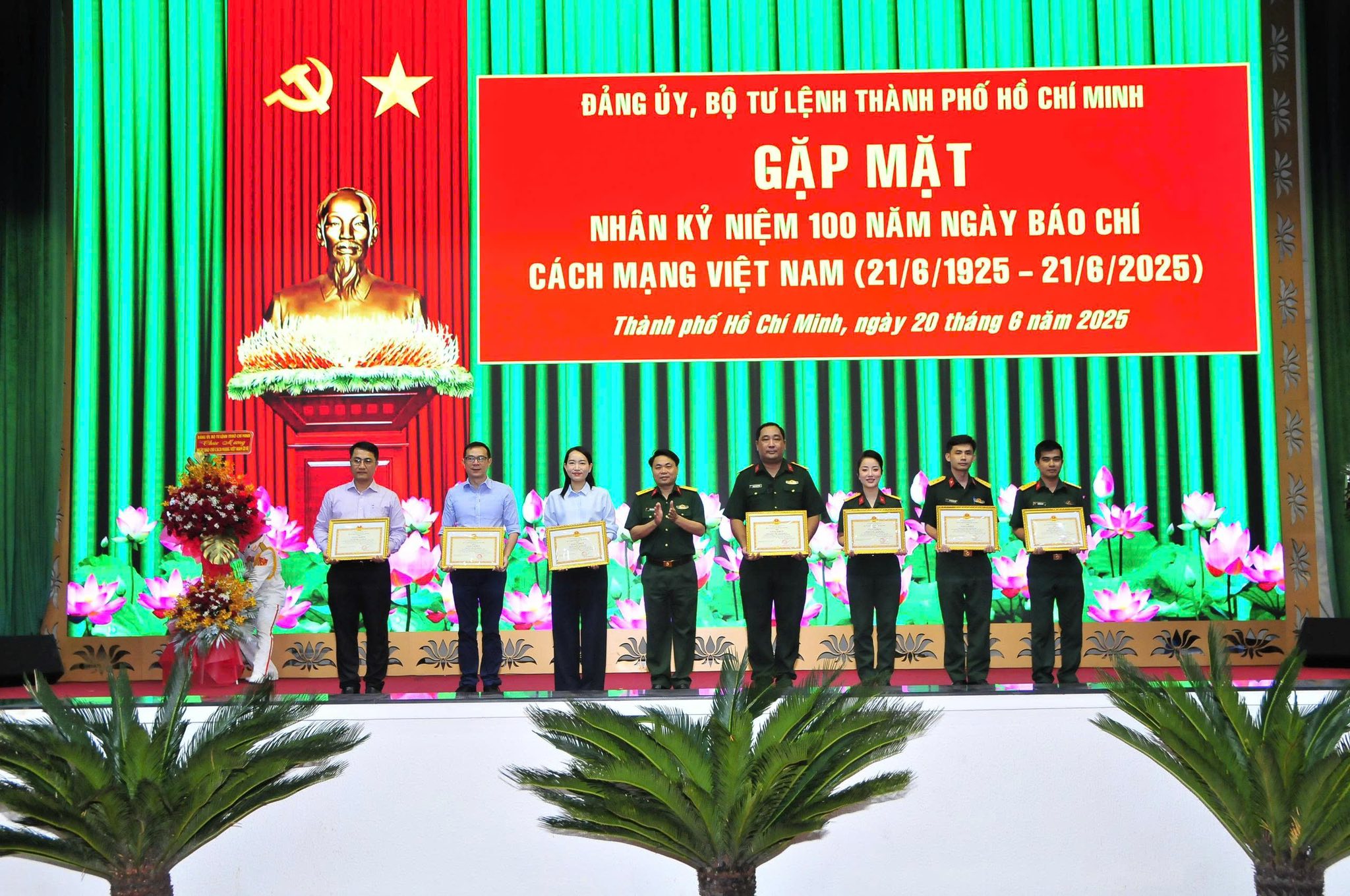 Bộ Tư lệnh TP.HCM tri ân báo chí nhân 100 năm Báo chí cách mạng Việt Nam- Ảnh 2. Bộ Tư lệnh TP.HCM tri ân báo chí nhân 100 năm Báo chí cách mạng Việt Nam- Ảnh 2.