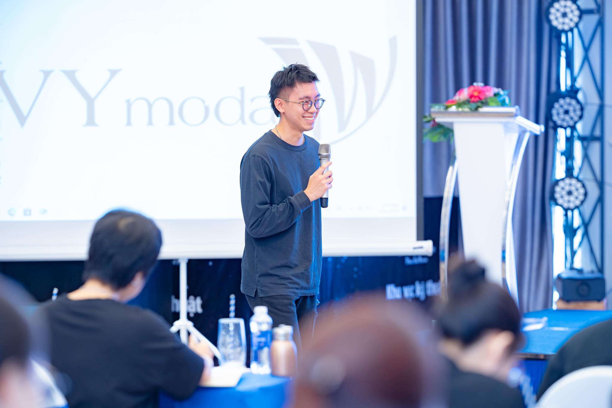 مد ویتنامی با هوش مصنوعی «دگرگون» میشود - عکس ۱. Thời trang Việt 'chuyển mình' cùng AI- Ảnh 1.