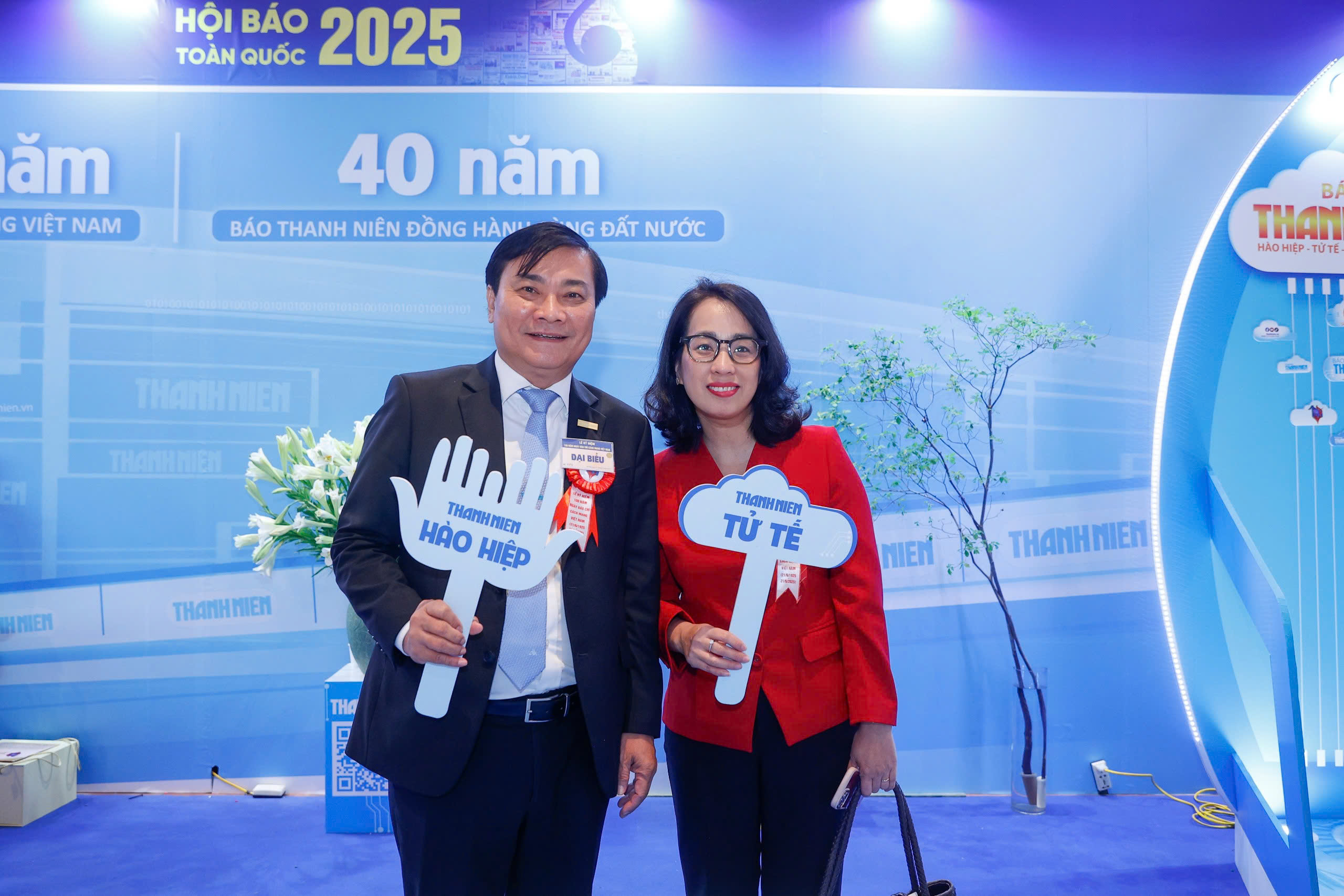 Gian trưng bày của Báo Thanh Niên đón những vị khách đặc biệt- Ảnh 15. Gian trưng bày của Báo Thanh Niên đón những vị khách đặc biệt- Ảnh 15.