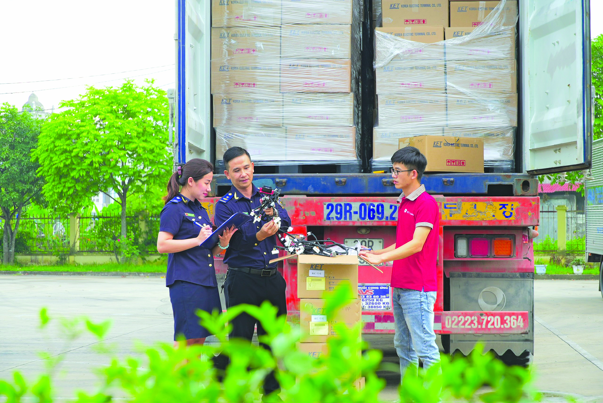 Ngành hải quan quyết liệt chống buôn lậu, hàng giả - Ảnh 2.