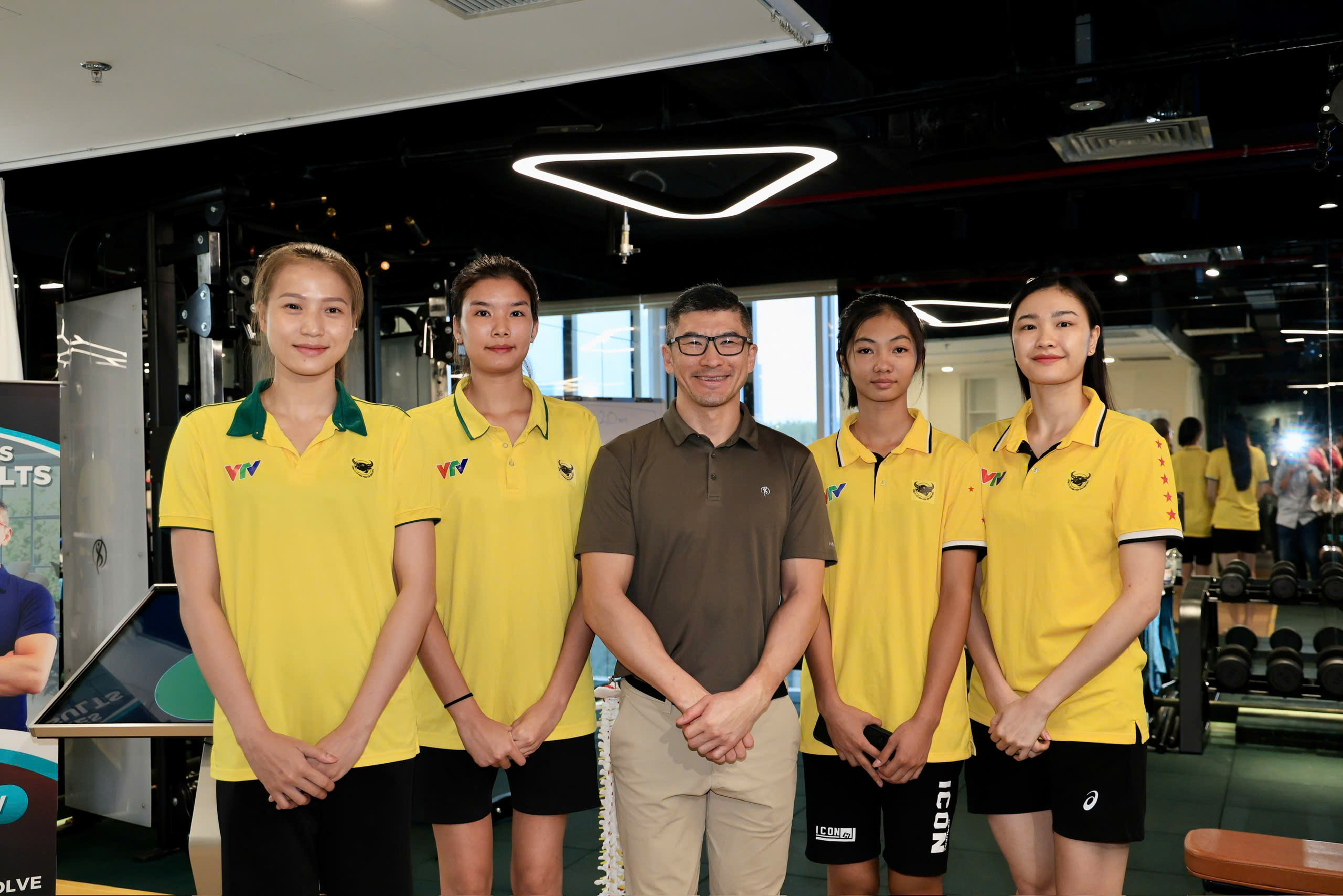 Volleybollskönheten Kim Thanh genomgår sjukgymnastik med australiska experter - Foto 2. Hoa khôi bóng chuyền Kim Thanh trải nghiệm vật lý trị liệu cùng chuyên gia Úc- Ảnh 2.