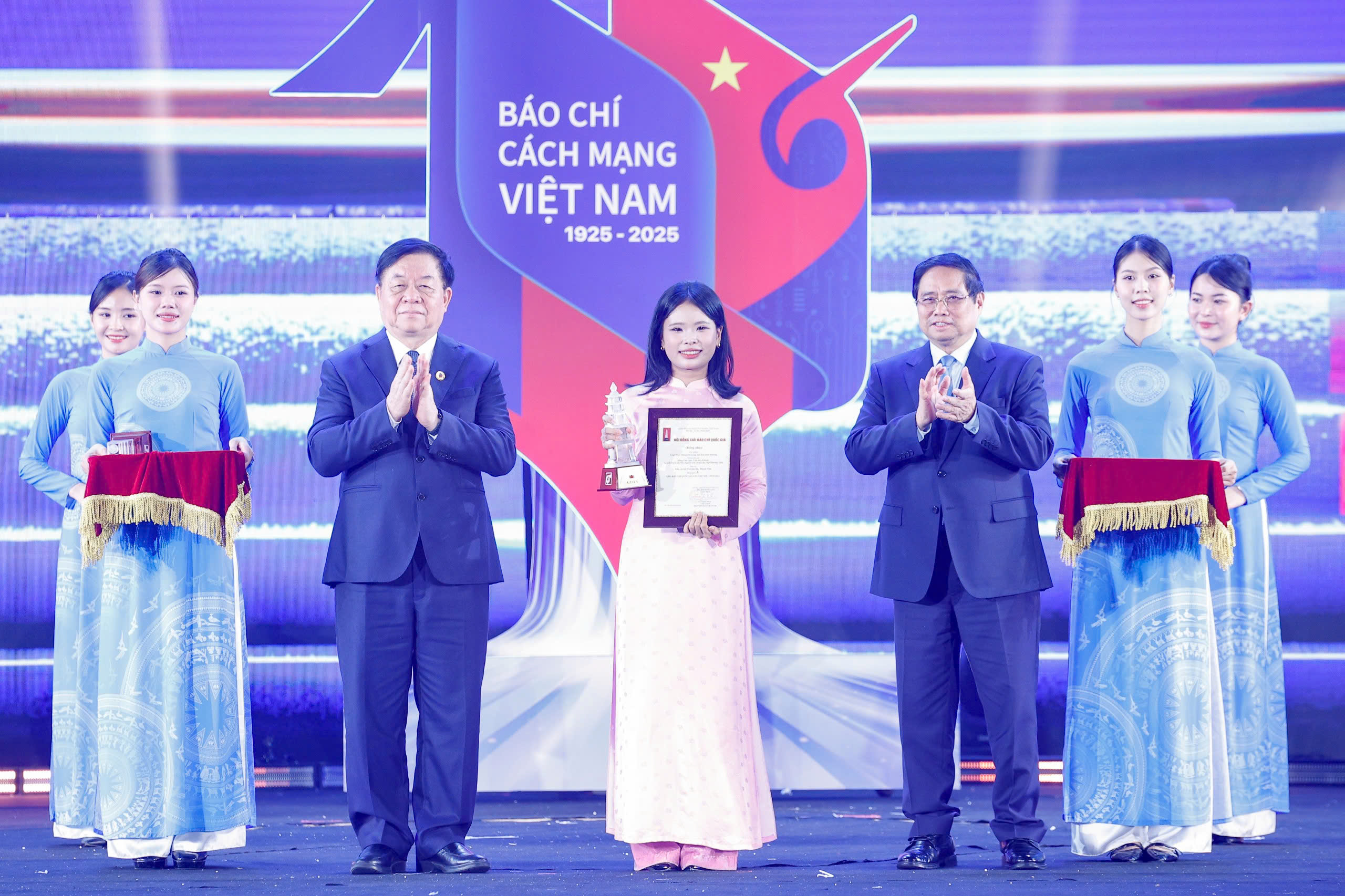 Báo Thanh Niên đoạt giải A Báo chí quốc gia với điều tra mái ấm Hoa hồng Báo Thanh Niên đoạt giải A Báo chí quốc gia với điều tra mái ấm Hoa hồng