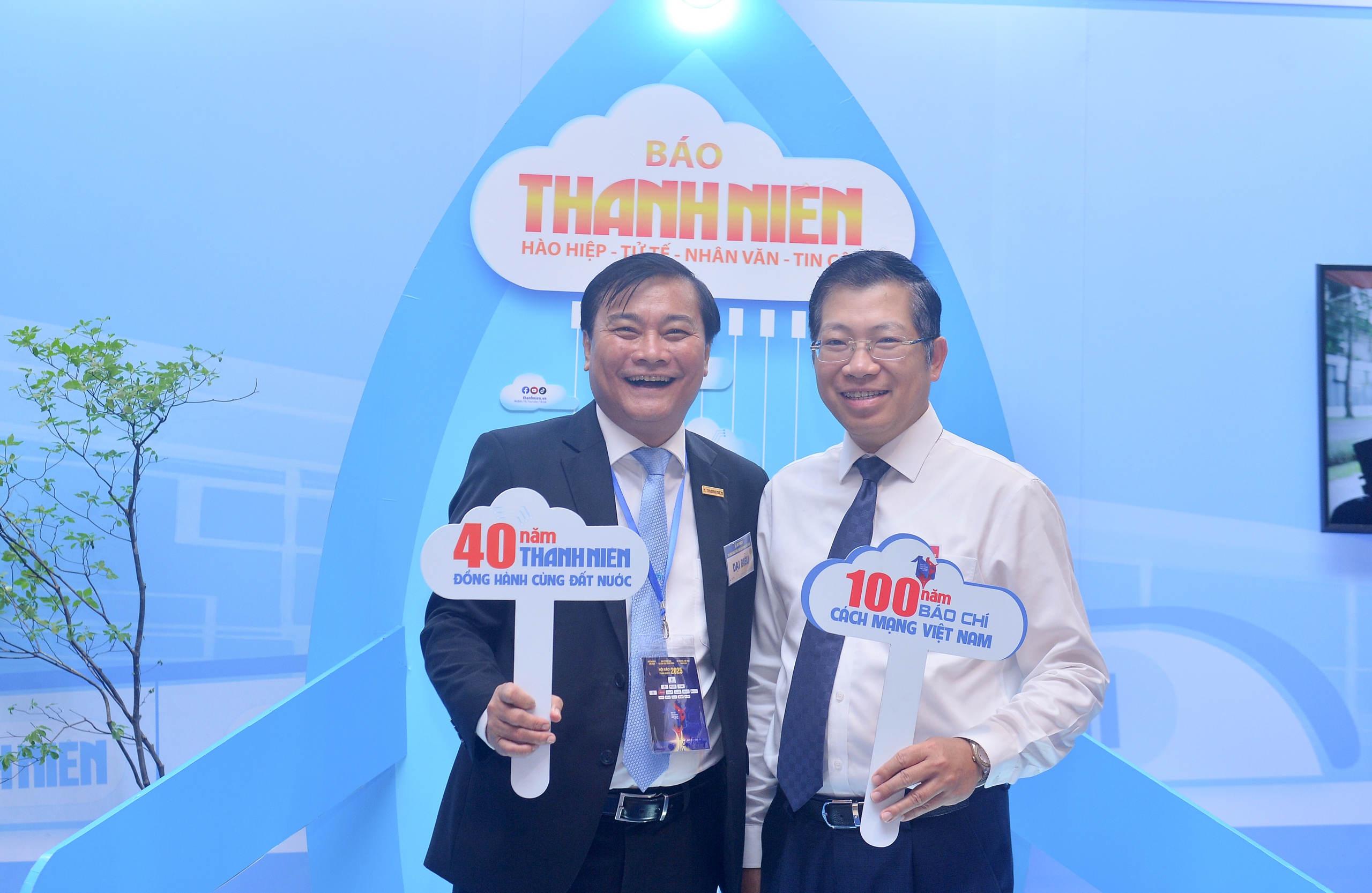 Gian trưng bày của Báo Thanh Niên đón những vị khách đặc biệt- Ảnh 24. Gian trưng bày của Báo Thanh Niên đón những vị khách đặc biệt- Ảnh 24.