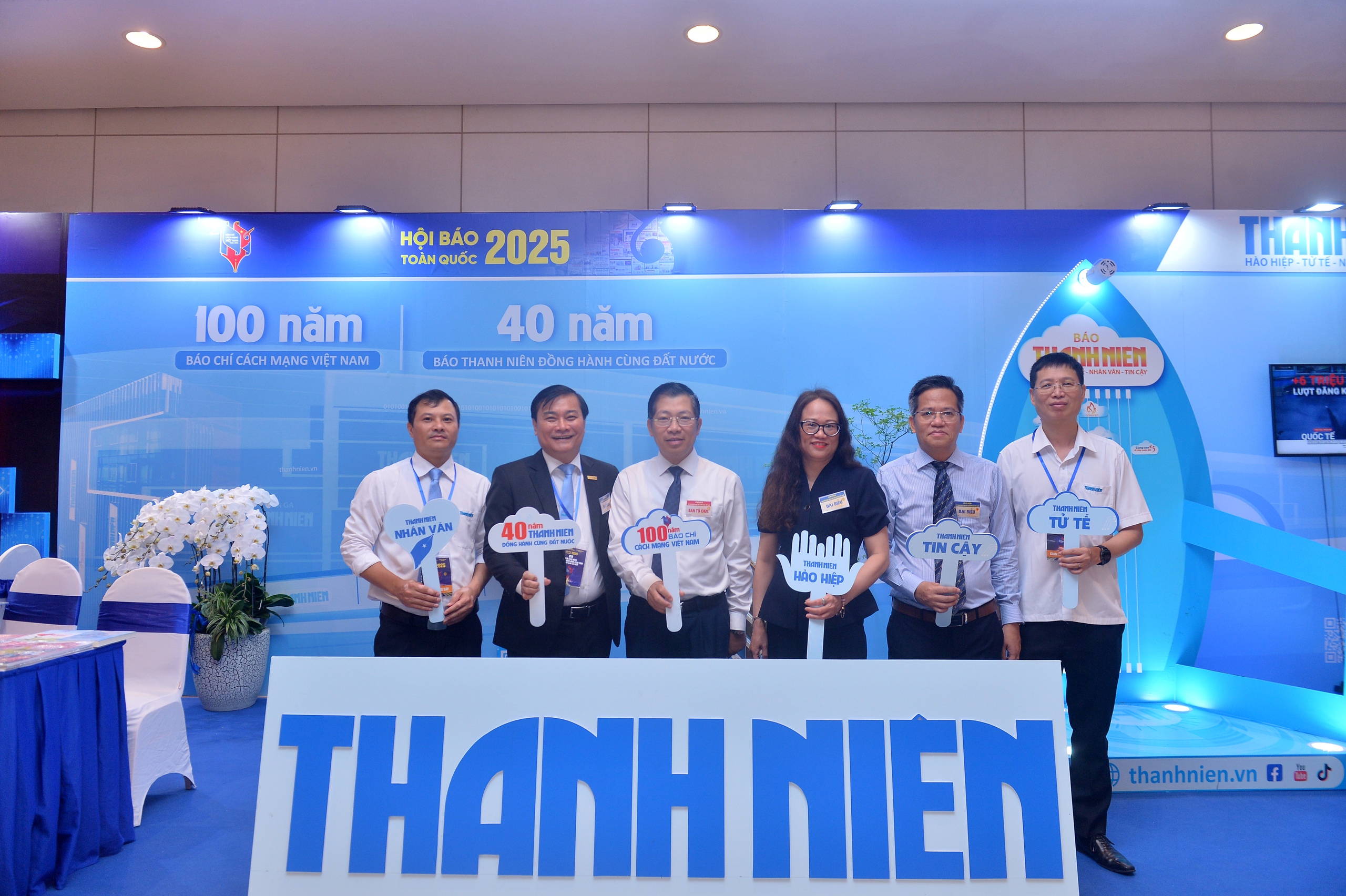 Gian trưng bày của Báo Thanh Niên đón những vị khách đặc biệt- Ảnh 21. Gian trưng bày của Báo Thanh Niên đón những vị khách đặc biệt- Ảnh 21.