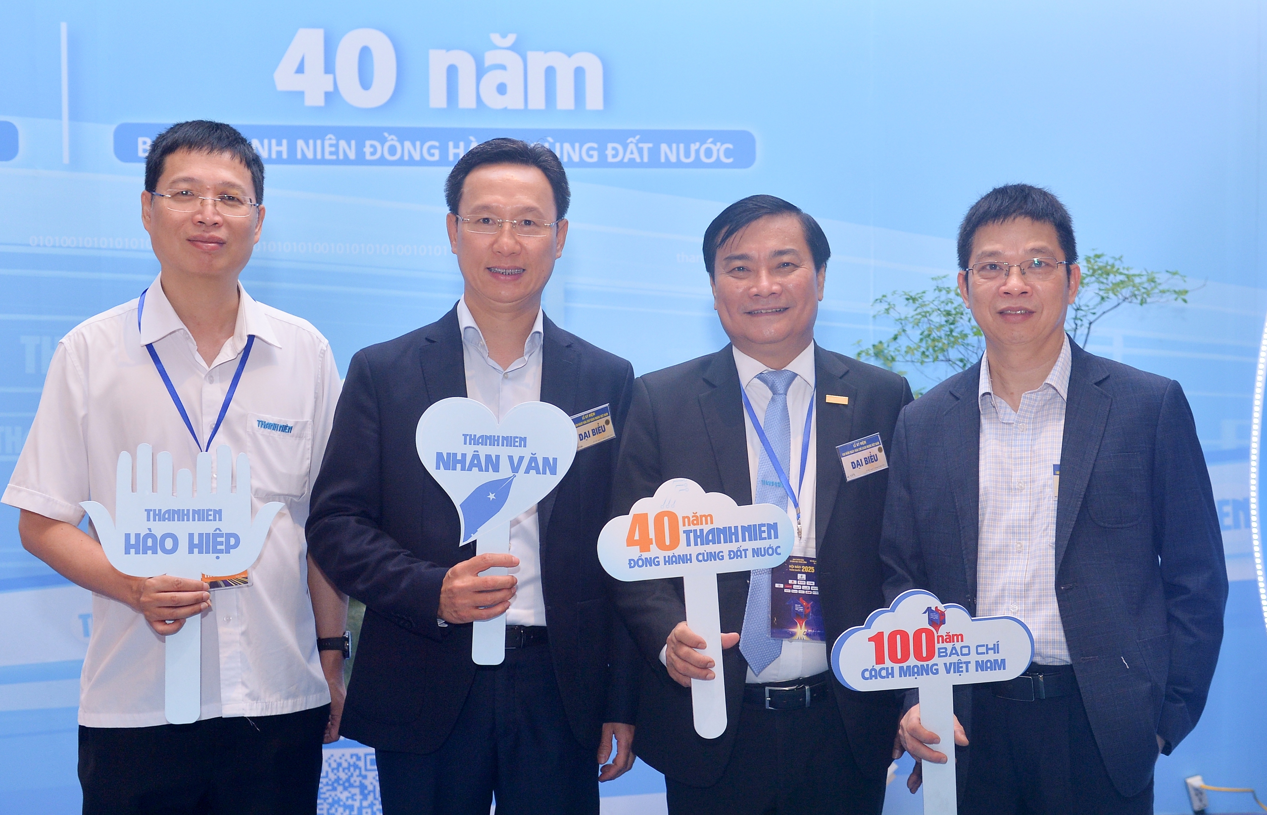 Gian trưng bày của Báo Thanh Niên đón những vị khách đặc biệt- Ảnh 25. Gian trưng bày của Báo Thanh Niên đón những vị khách đặc biệt- Ảnh 25.