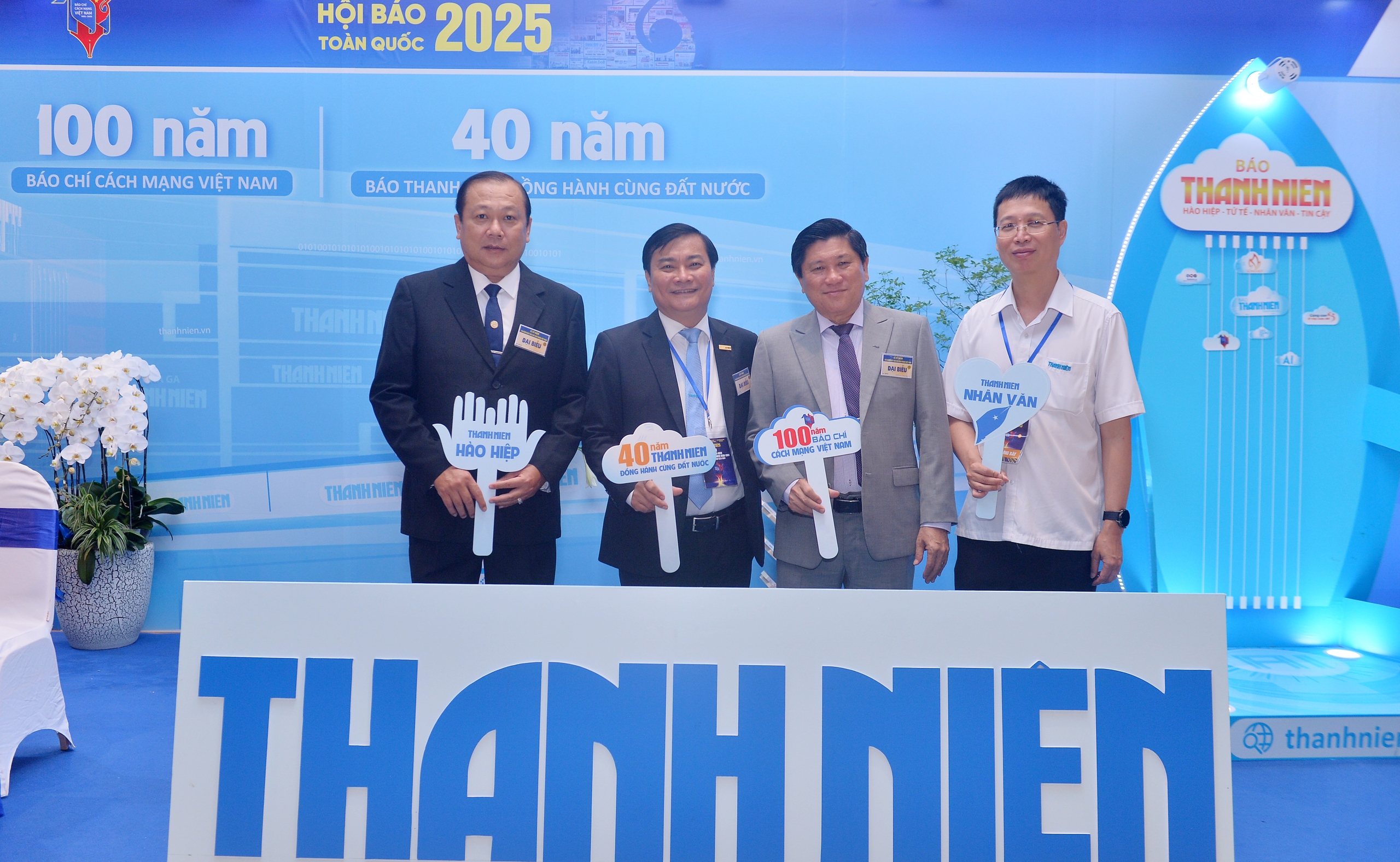 Gian trưng bày của Báo Thanh Niên đón những vị khách đặc biệt- Ảnh 20. Gian trưng bày của Báo Thanh Niên đón những vị khách đặc biệt- Ảnh 20.