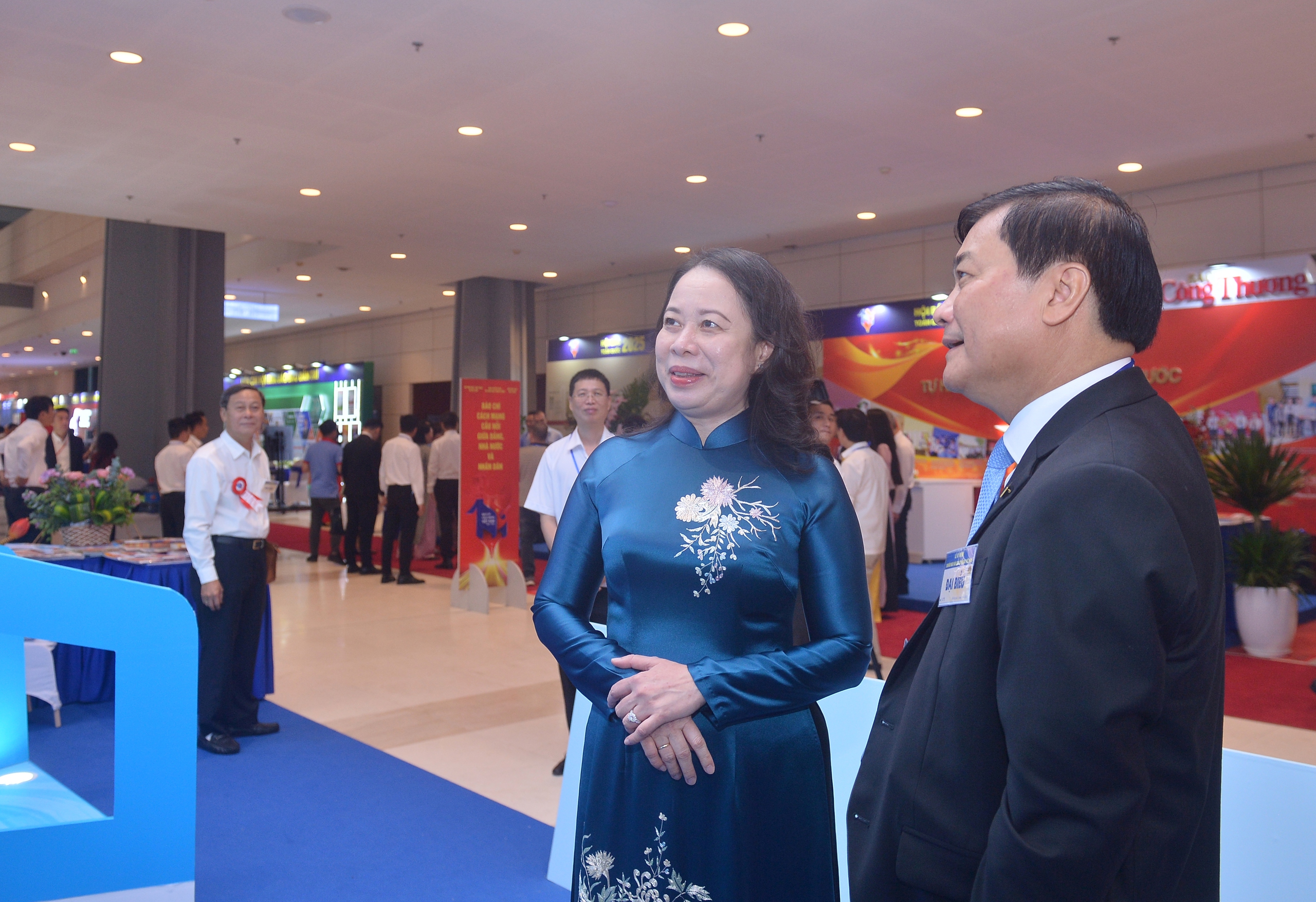Gian trưng bày của Báo Thanh Niên đón những vị khách đặc biệt- Ảnh 1. Gian trưng bày của Báo Thanh Niên đón những vị khách đặc biệt- Ảnh 1.