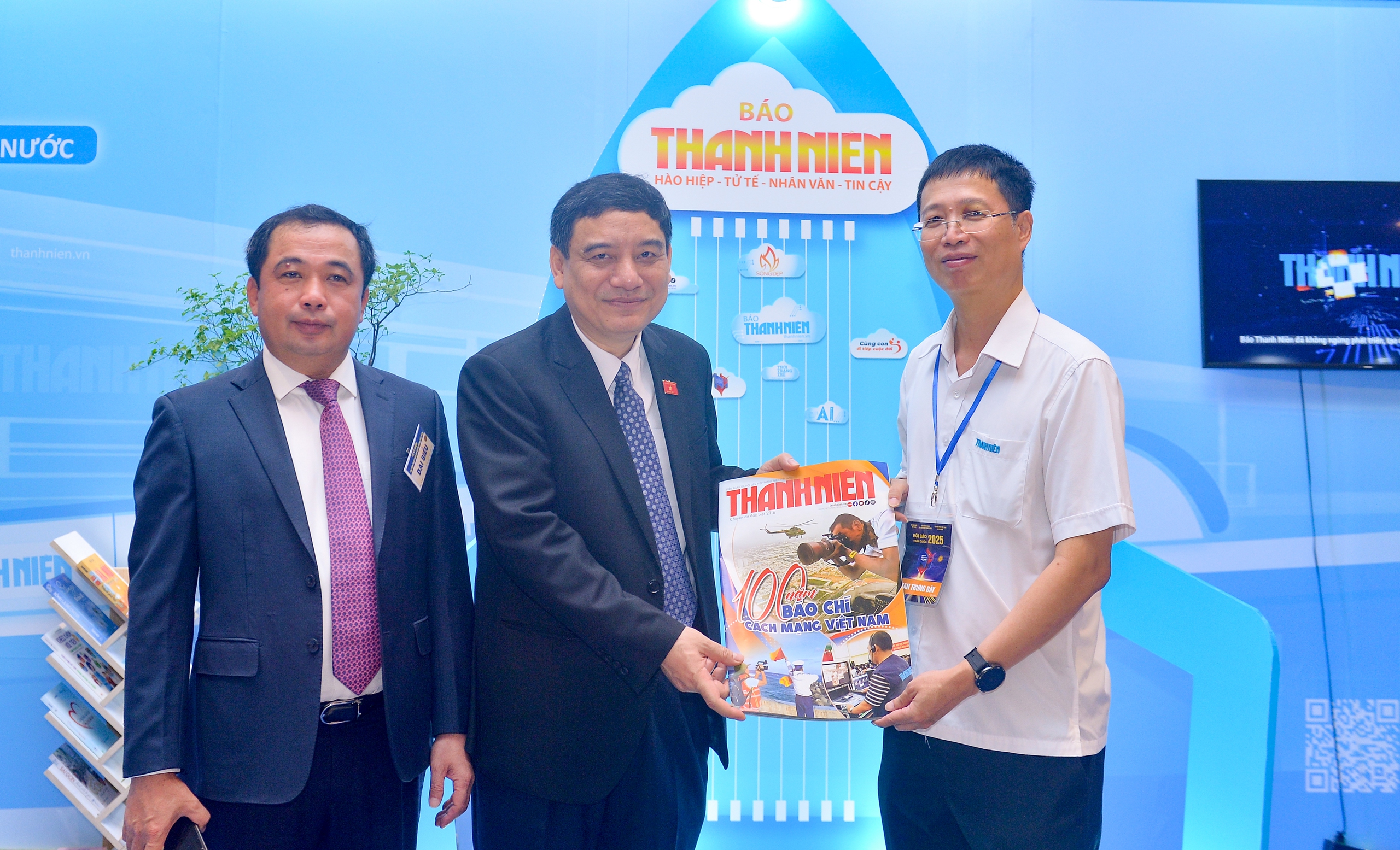 Gian trưng bày của Báo Thanh Niên đón những vị khách đặc biệt- Ảnh 8. Gian trưng bày của Báo Thanh Niên đón những vị khách đặc biệt- Ảnh 8.