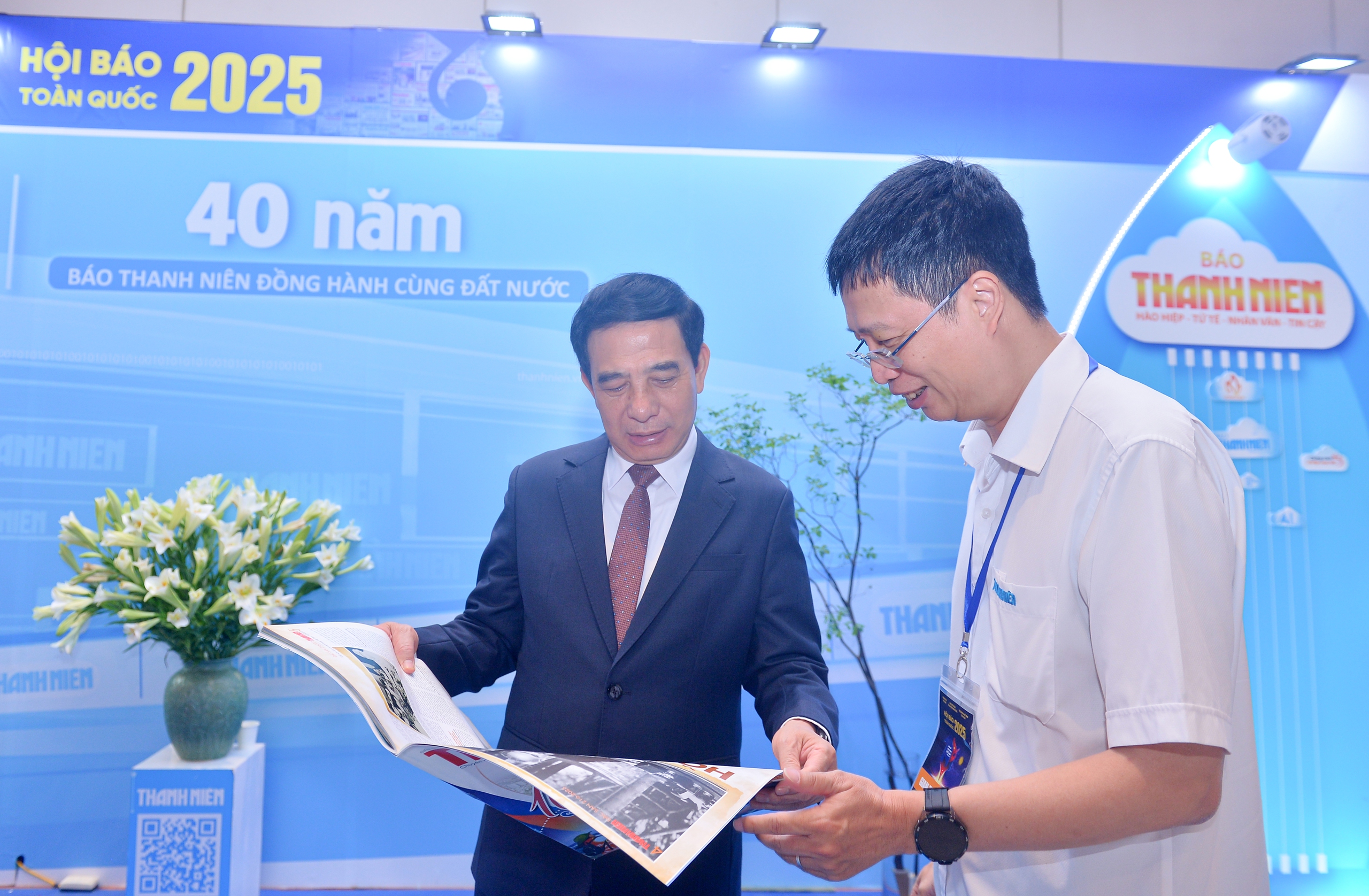 Gian trưng bày của Báo Thanh Niên đón những vị khách đặc biệt- Ảnh 3. Gian trưng bày của Báo Thanh Niên đón những vị khách đặc biệt- Ảnh 3.