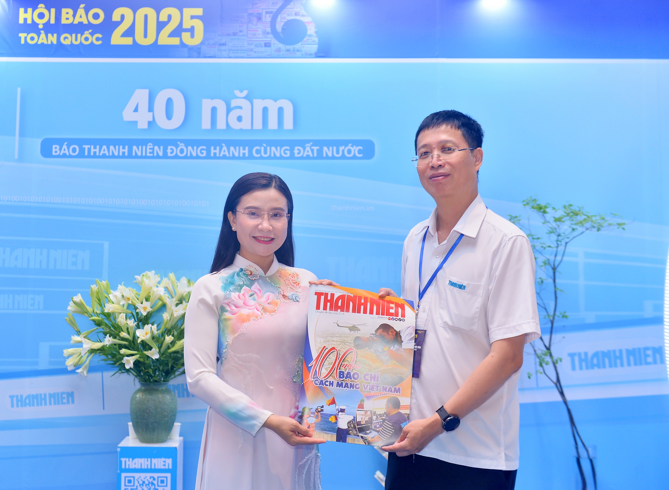 Gian trưng bày của Báo Thanh Niên đón những vị khách đặc biệt- Ảnh 11. Gian trưng bày của Báo Thanh Niên đón những vị khách đặc biệt- Ảnh 11.