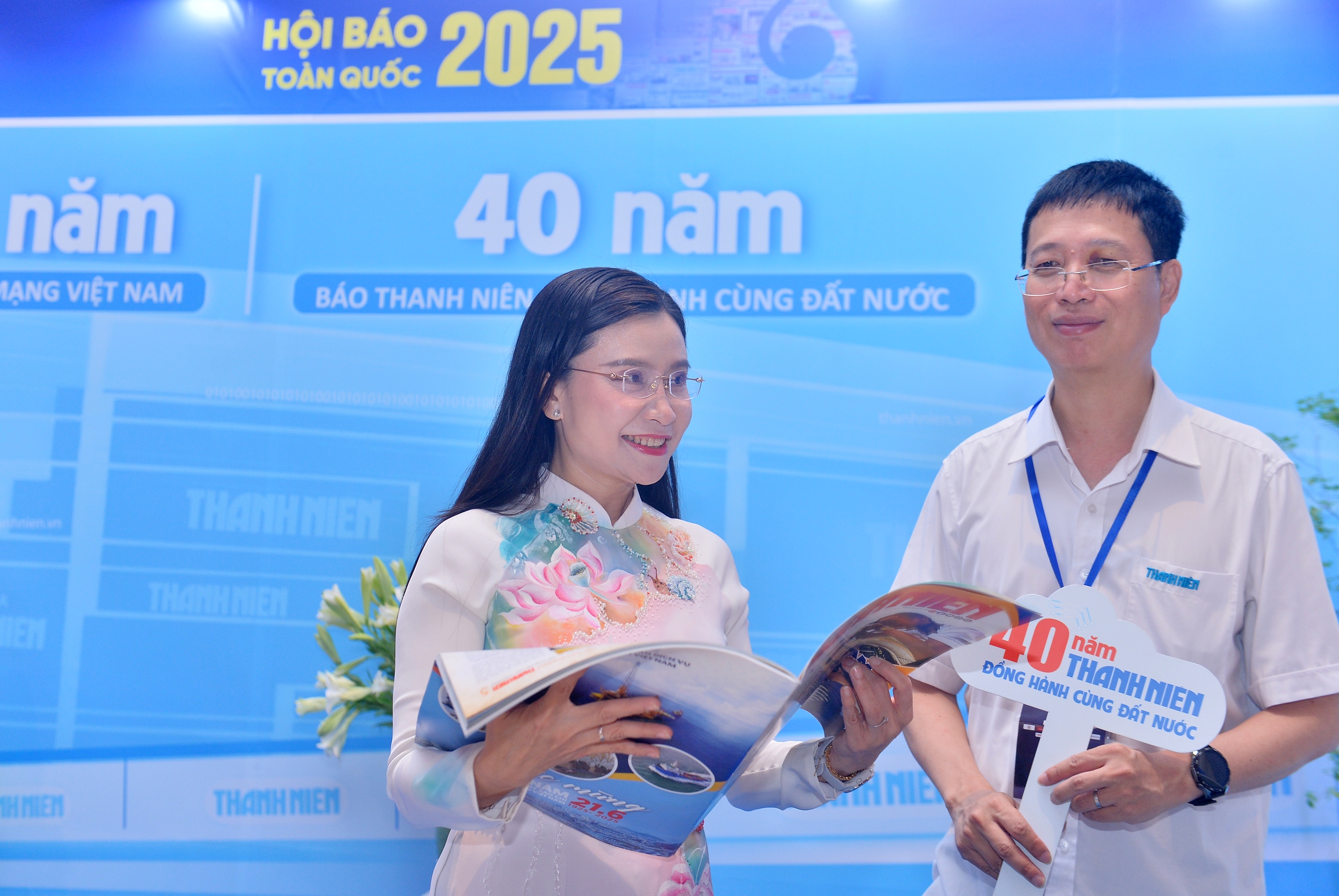 Gian trưng bày của Báo Thanh Niên đón những vị khách đặc biệt- Ảnh 12. Gian trưng bày của Báo Thanh Niên đón những vị khách đặc biệt- Ảnh 12.