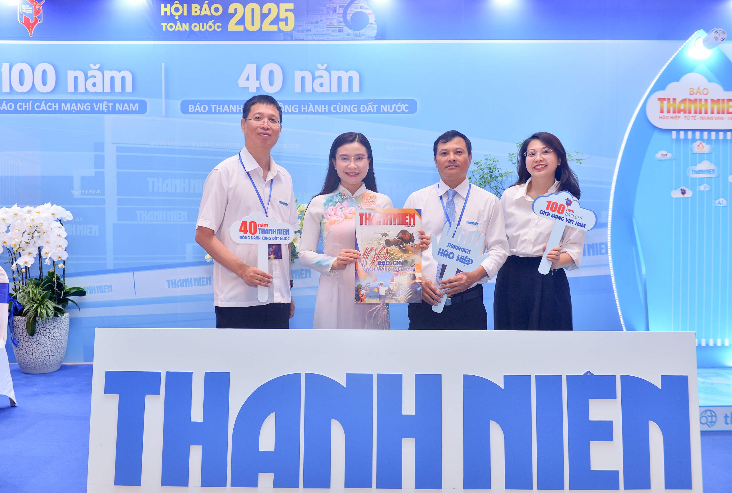 Gian trưng bày của Báo Thanh Niên đón những vị khách đặc biệt- Ảnh 13. Gian trưng bày của Báo Thanh Niên đón những vị khách đặc biệt- Ảnh 13.