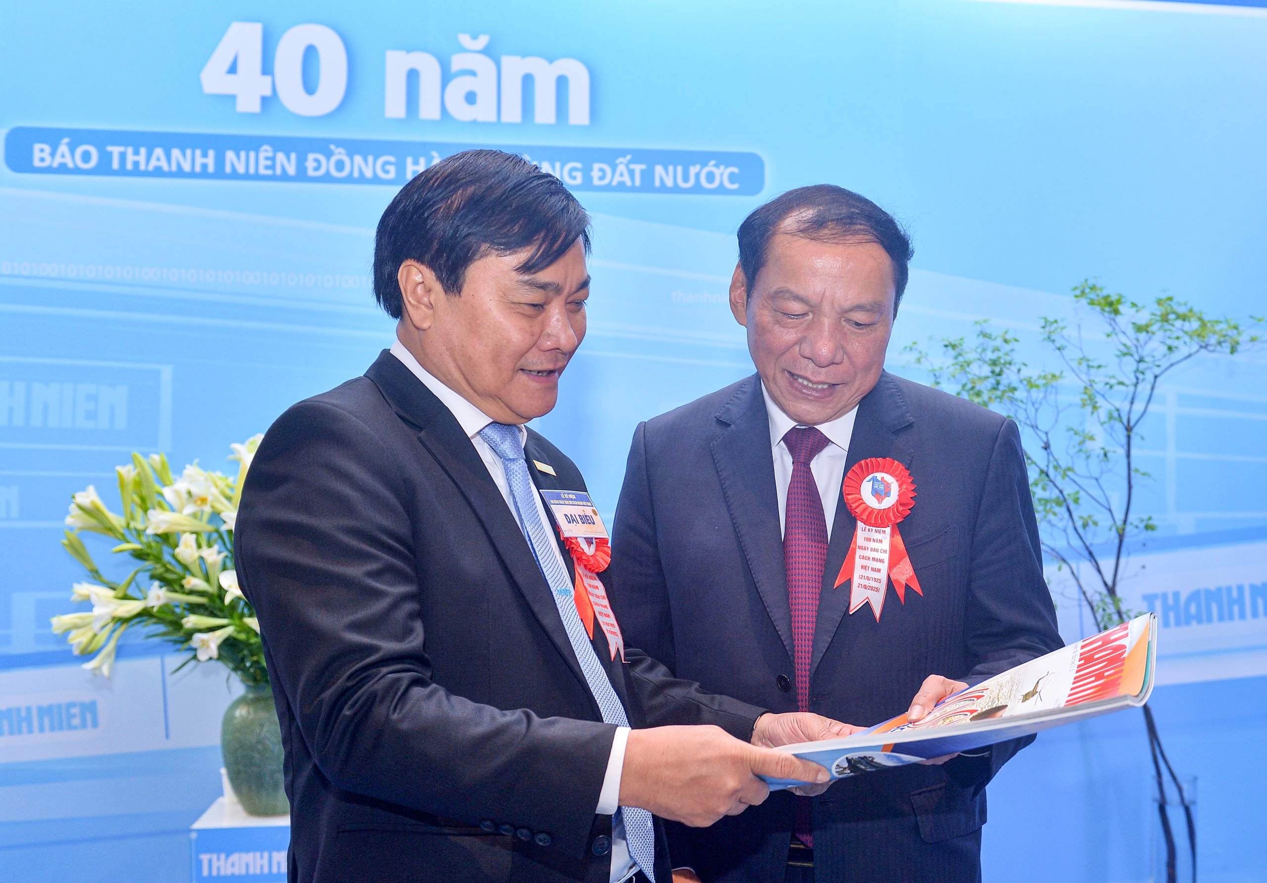 Gian trưng bày của Báo Thanh Niên đón những vị khách đặc biệt- Ảnh 5. Gian trưng bày của Báo Thanh Niên đón những vị khách đặc biệt- Ảnh 5.