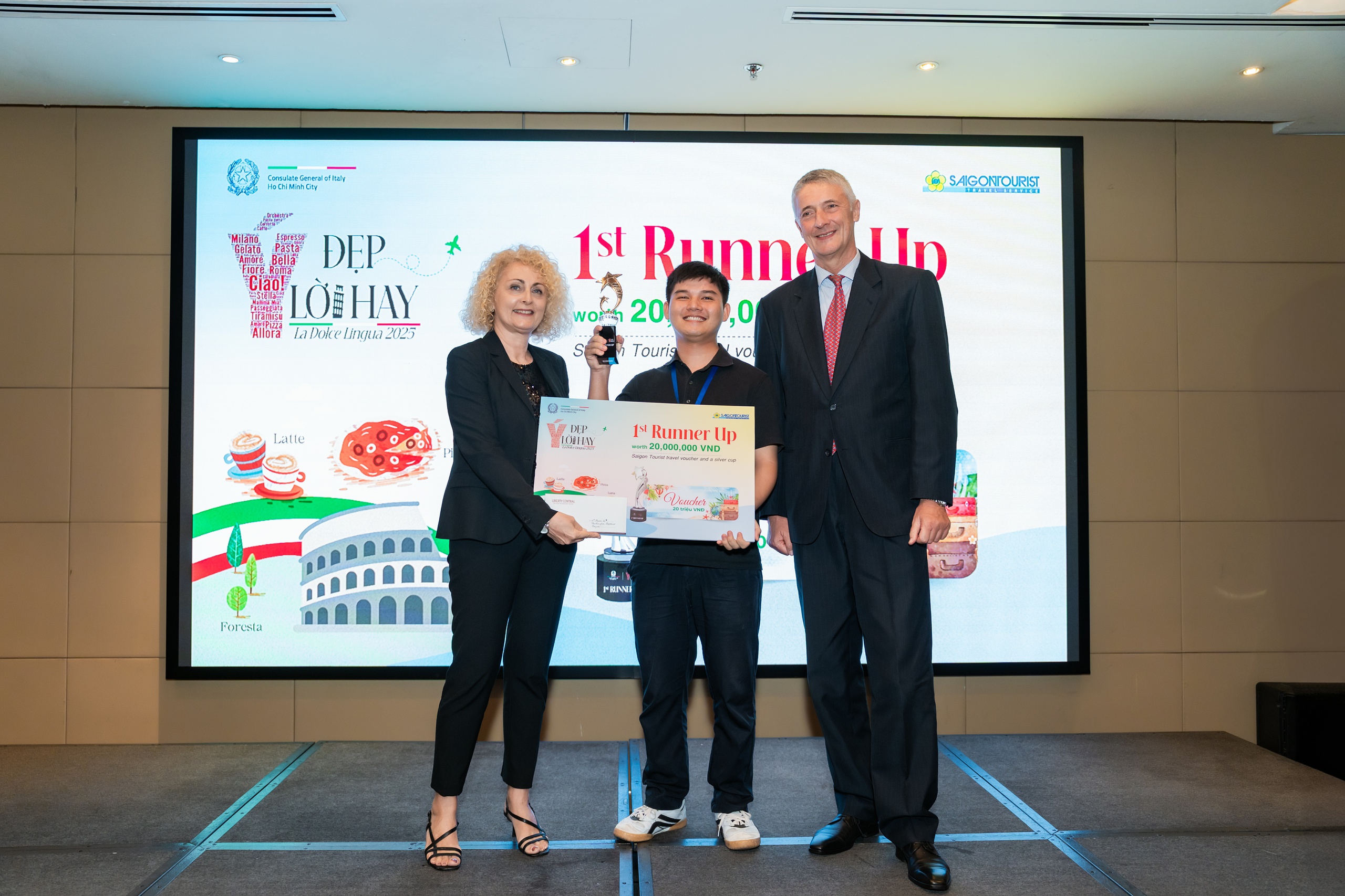 Konsulat Jeneral Itali menganugerahkan anugerah 'Idea yang indah, kata-kata yang baik' - Foto 3. Tổng lãnh sự quán Ý trao thưởng 'Ý đẹp lời hay'- Ảnh 3.