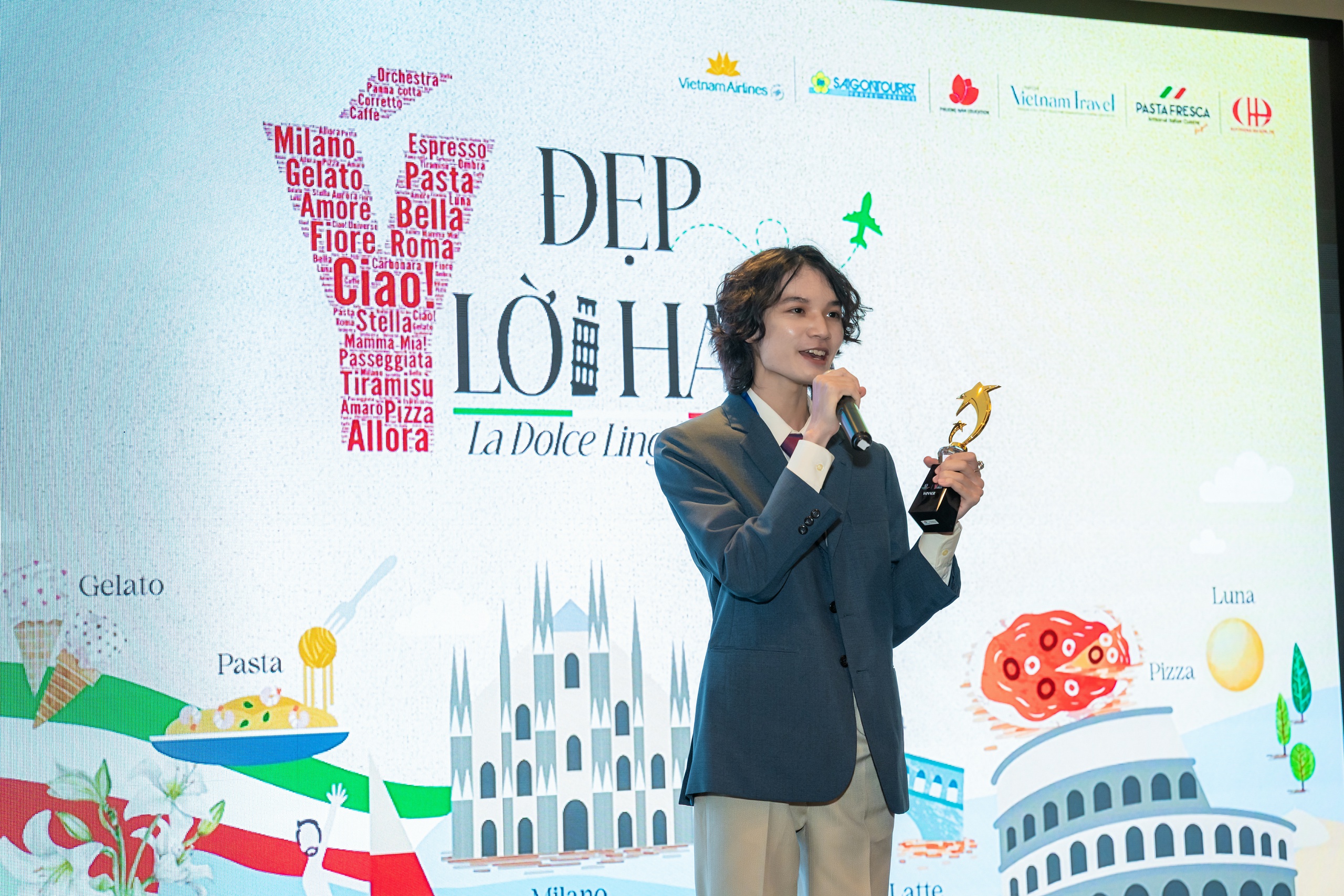 Konsulat Jeneral Itali menganugerahkan anugerah 'Idea yang indah, kata-kata yang baik' - Foto 1. Tổng lãnh sự quán Ý trao thưởng 'Ý đẹp lời hay'- Ảnh 1.